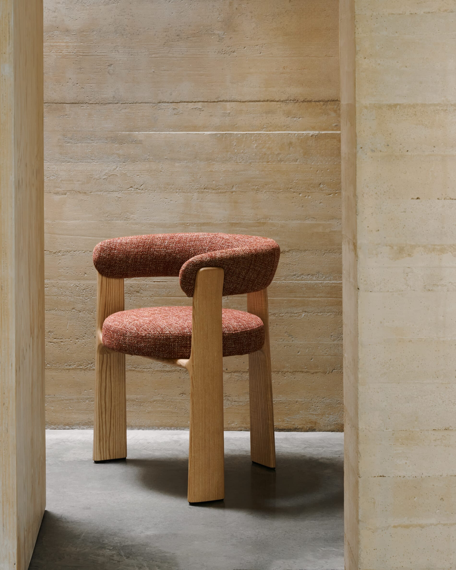 Kave Home Eetkamerstoel 'Granite' Chenille en essenhout, kleur Terracotta/Naturel