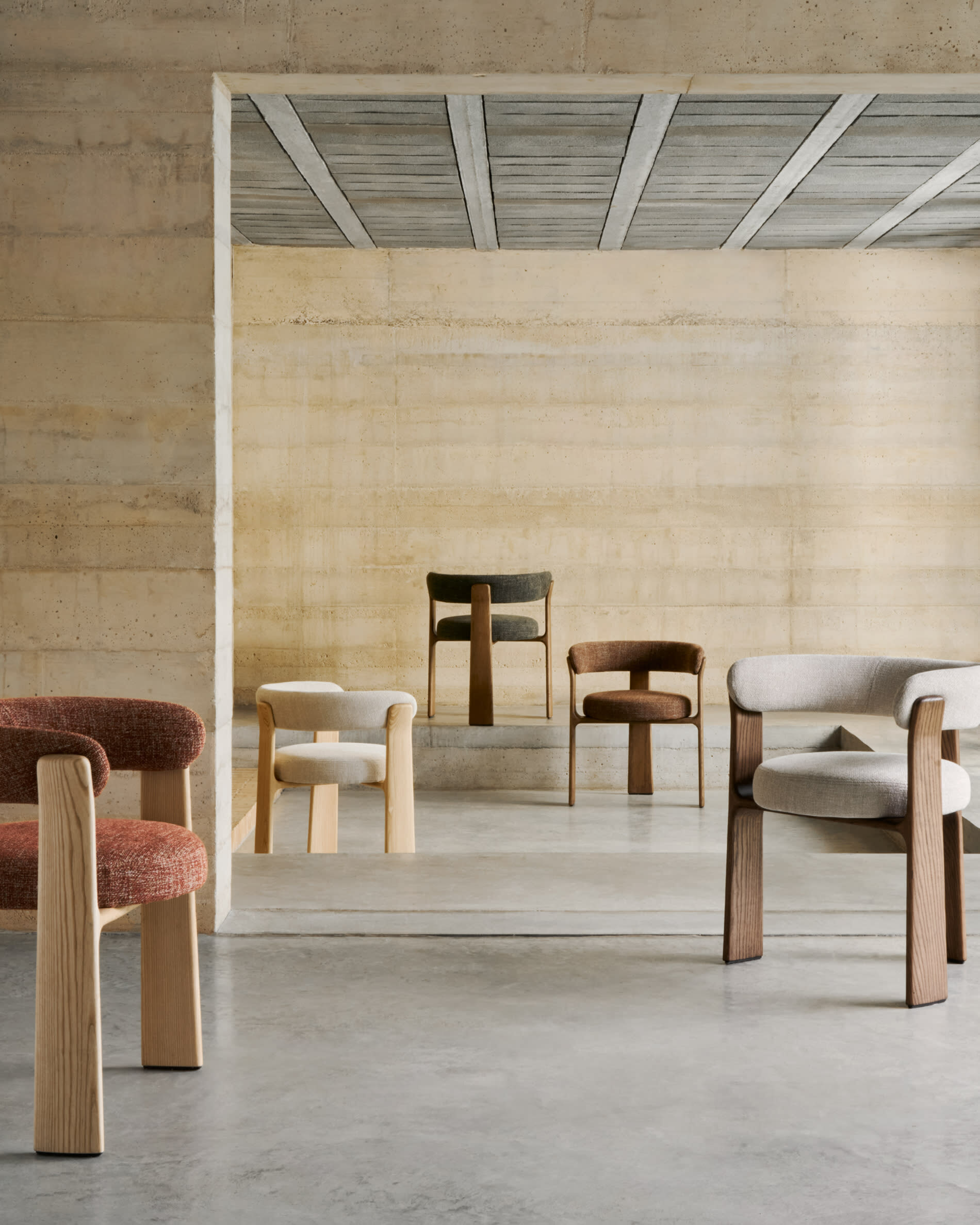 Kave Home Eetkamerstoel 'Granite' Chenille en essenhout, kleur Terracotta/Naturel