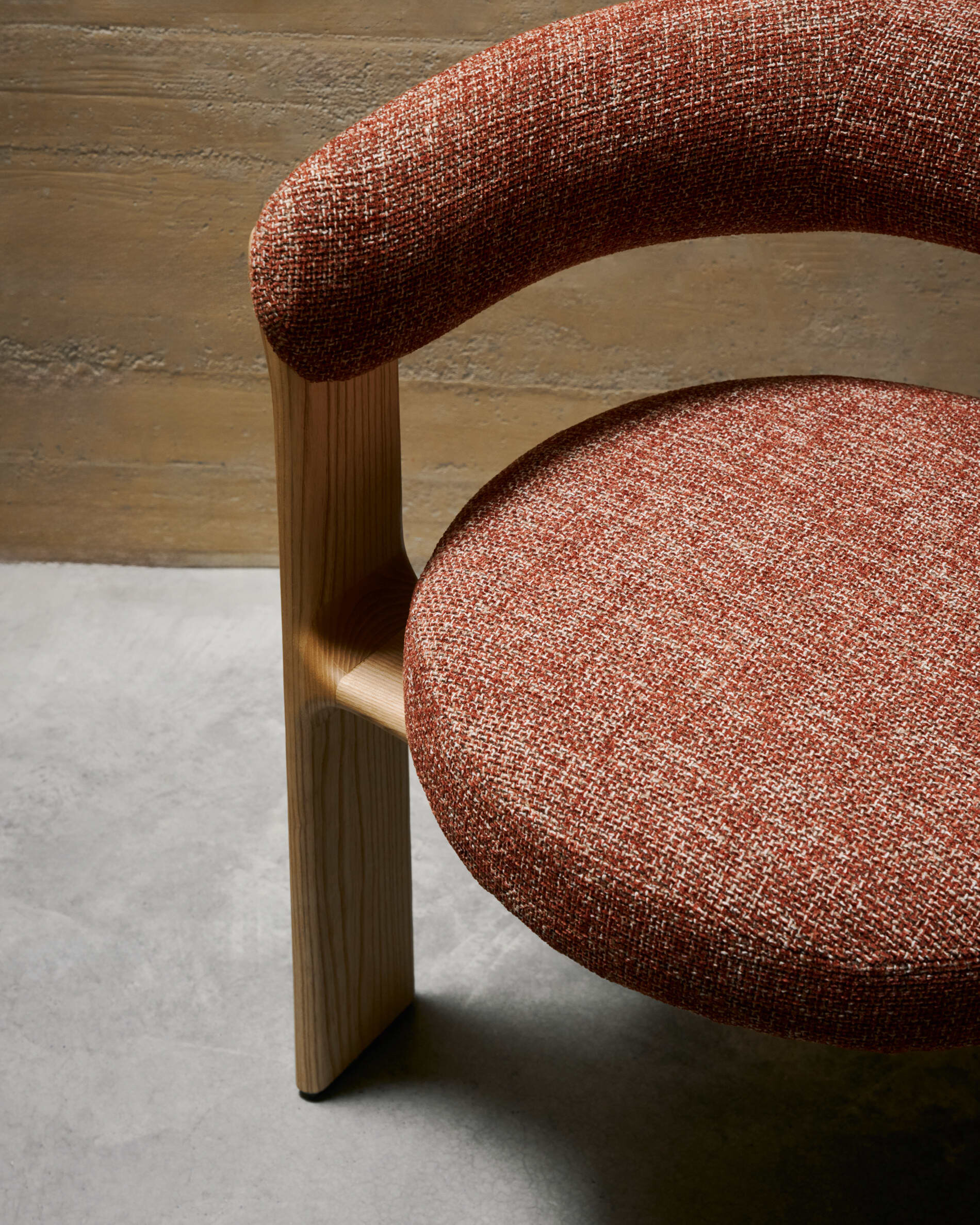Kave Home Eetkamerstoel 'Granite' Chenille en essenhout, kleur Terracotta/Naturel