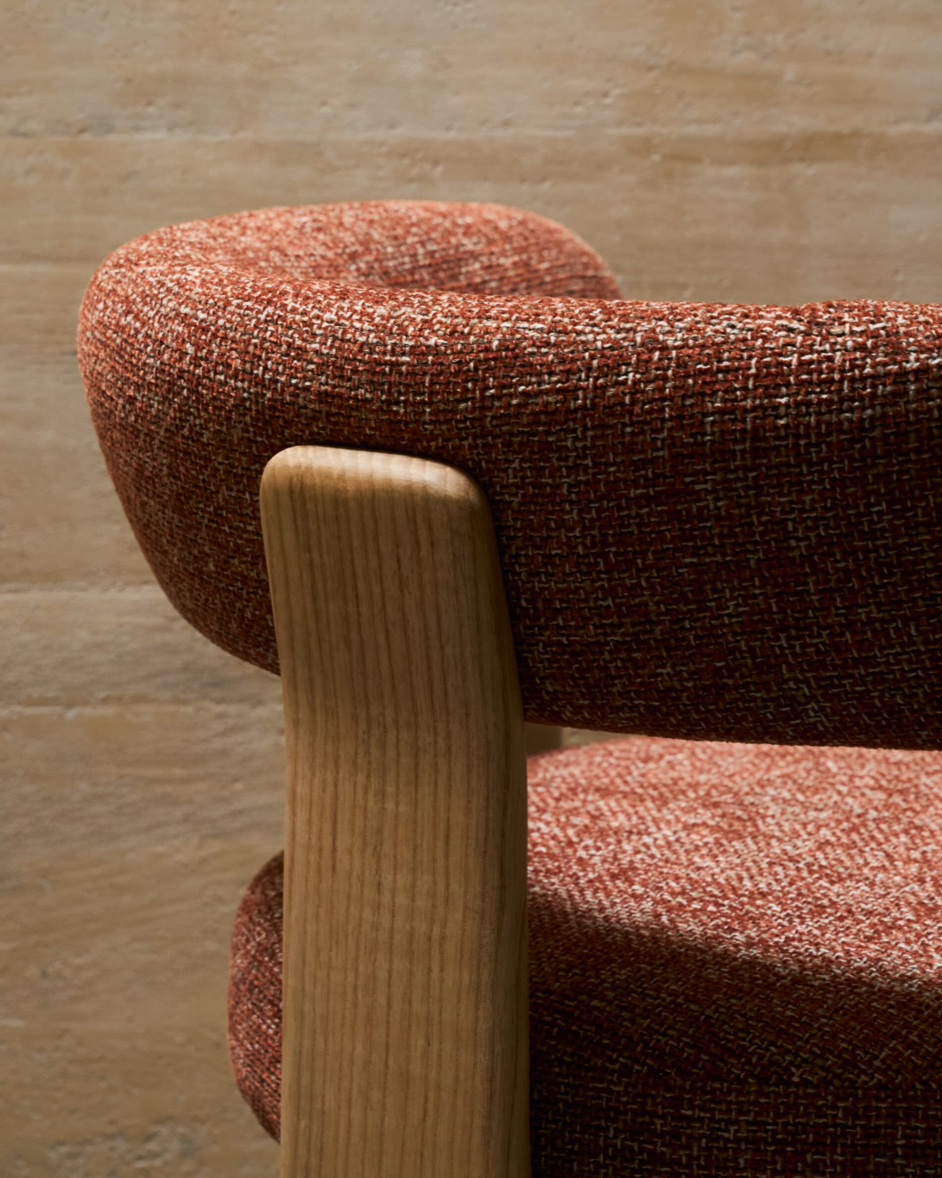 Kave Home Eetkamerstoel 'Granite' Chenille en essenhout, kleur Terracotta/Naturel