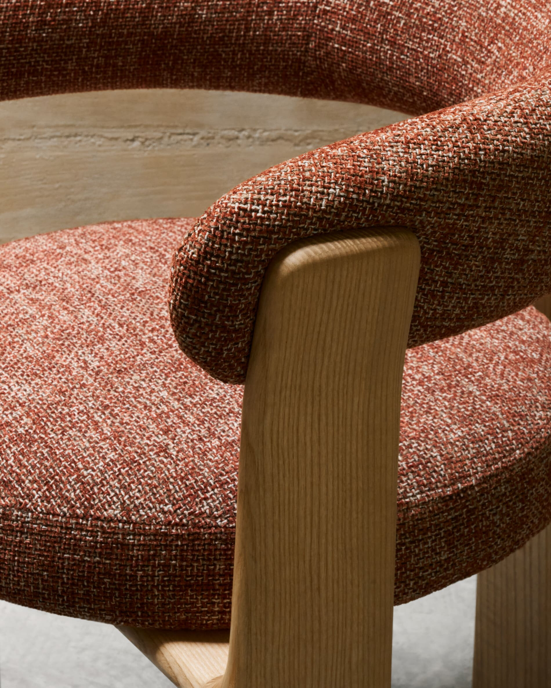 Kave Home Eetkamerstoel 'Granite' Chenille en essenhout, kleur Terracotta/Naturel
