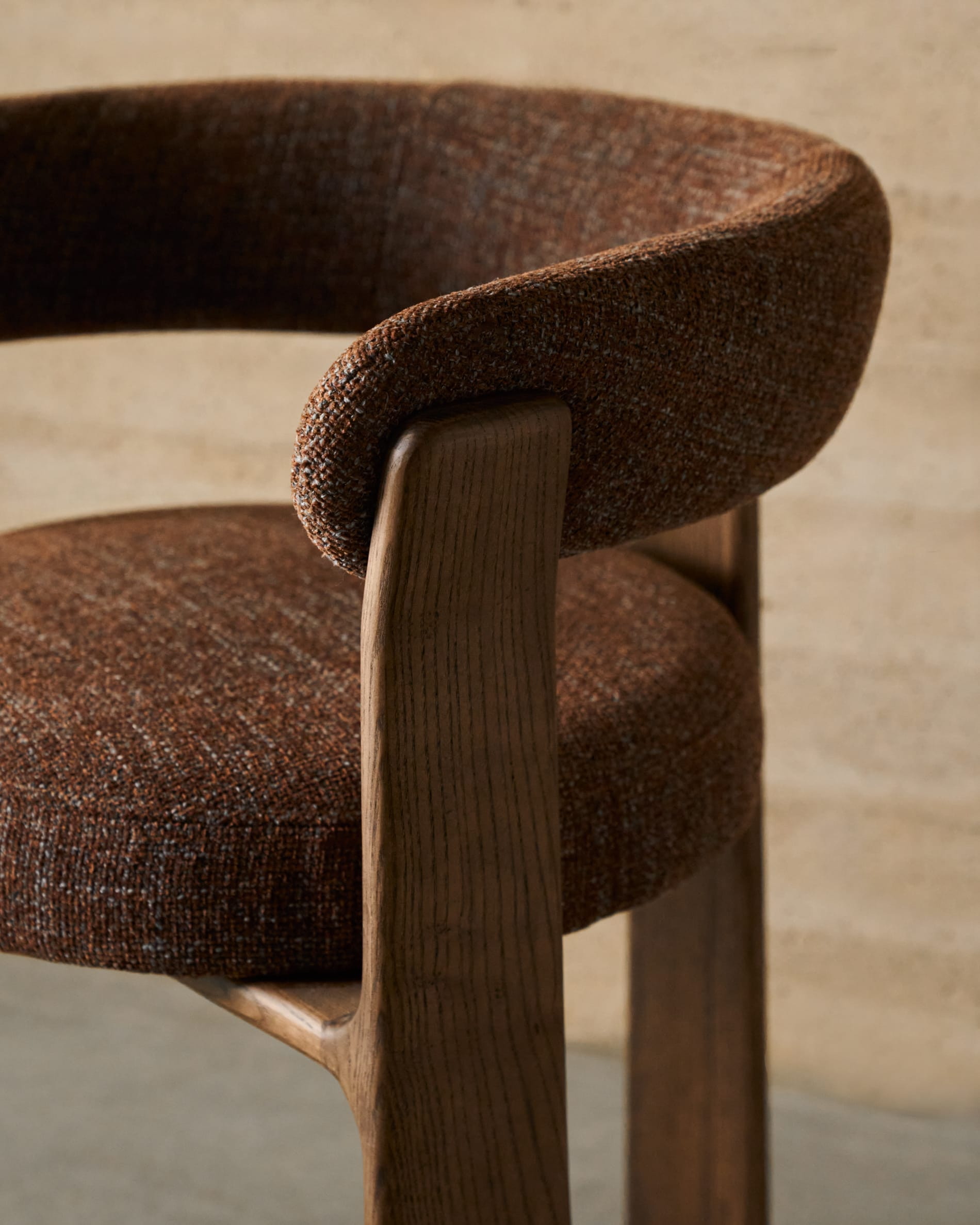 Kave Home Eetkamerstoel 'Granite' Chenille en essenhout, kleur Bruin