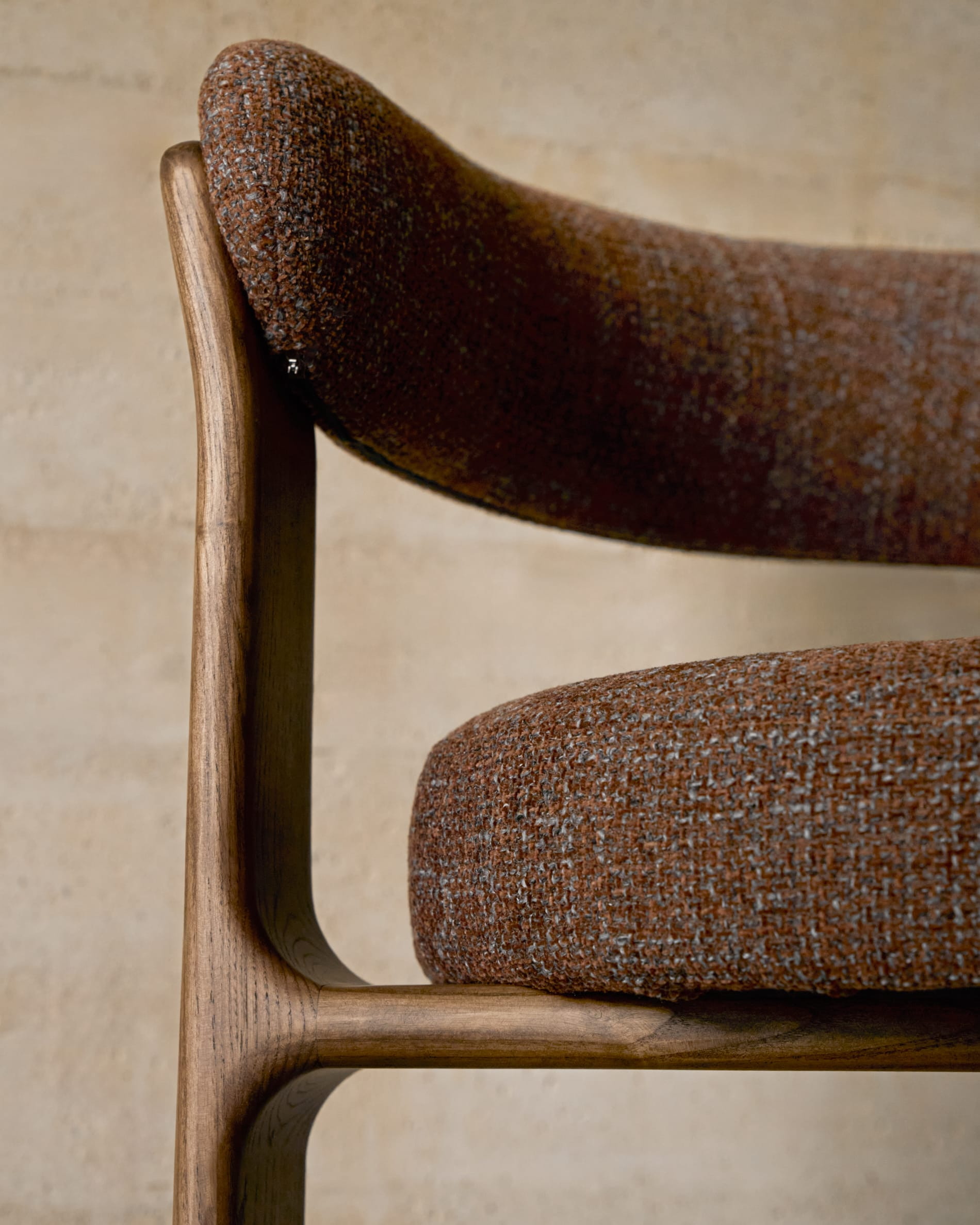 Kave Home Eetkamerstoel 'Granite' Chenille en essenhout, kleur Bruin