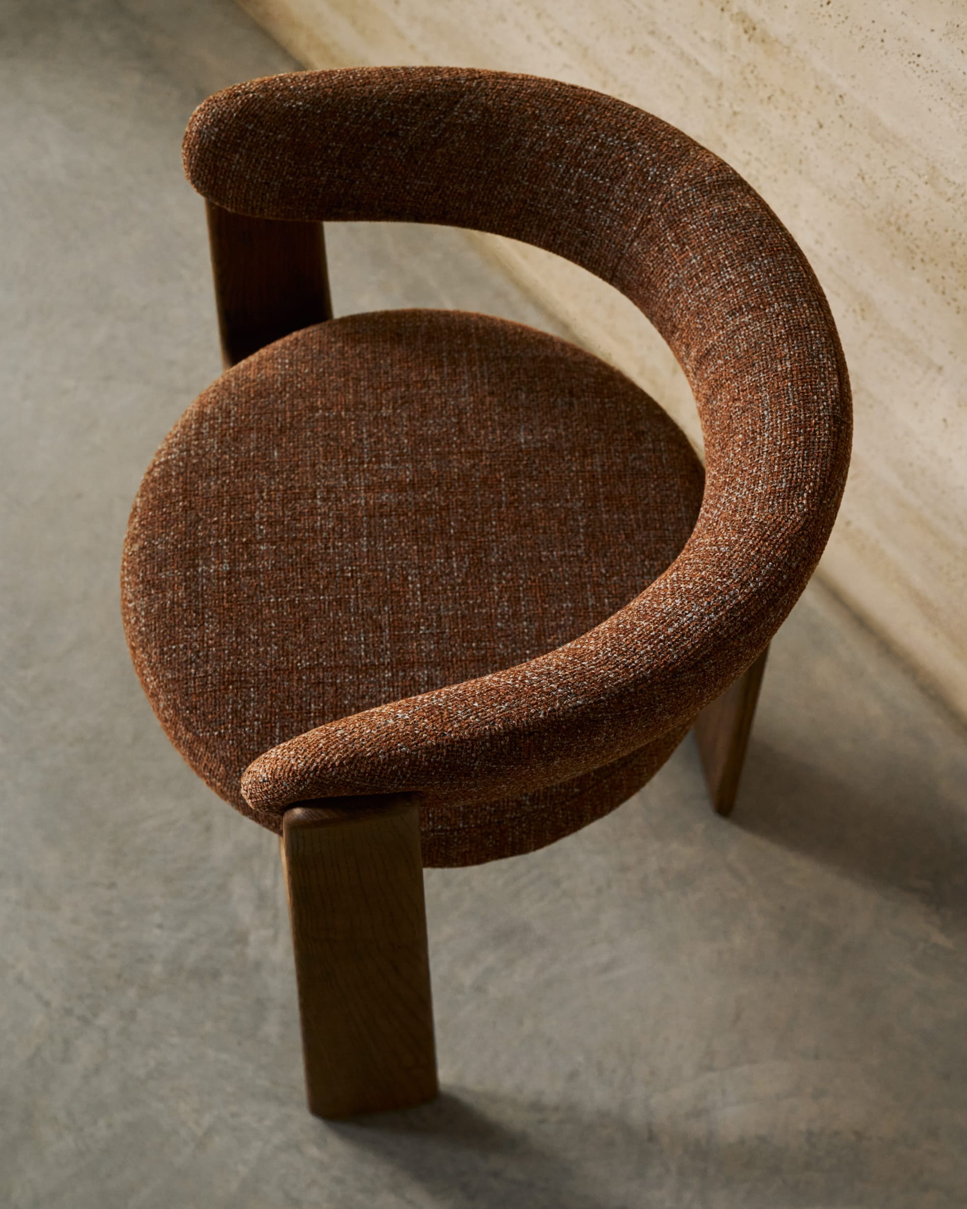 Kave Home Eetkamerstoel 'Granite' Chenille en essenhout, kleur Bruin