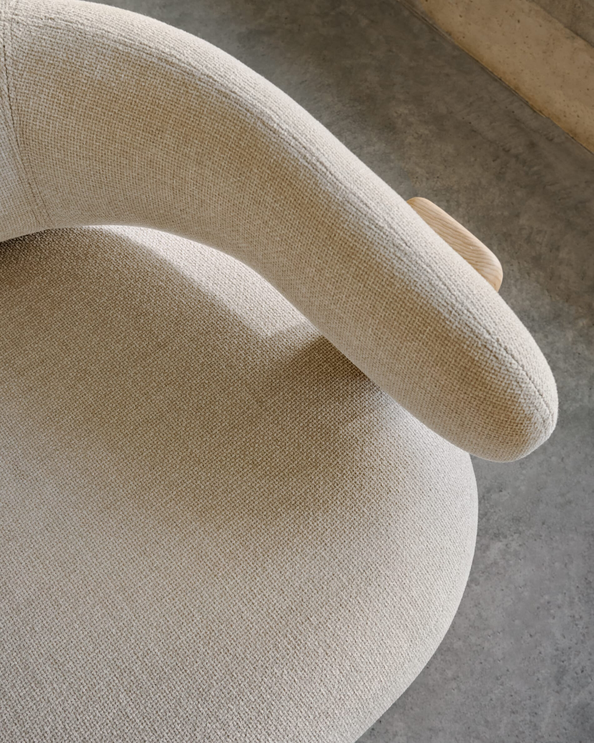 Kave Home Fauteuil 'Granite' Chenille en essenhout, kleur Beige/Naturel