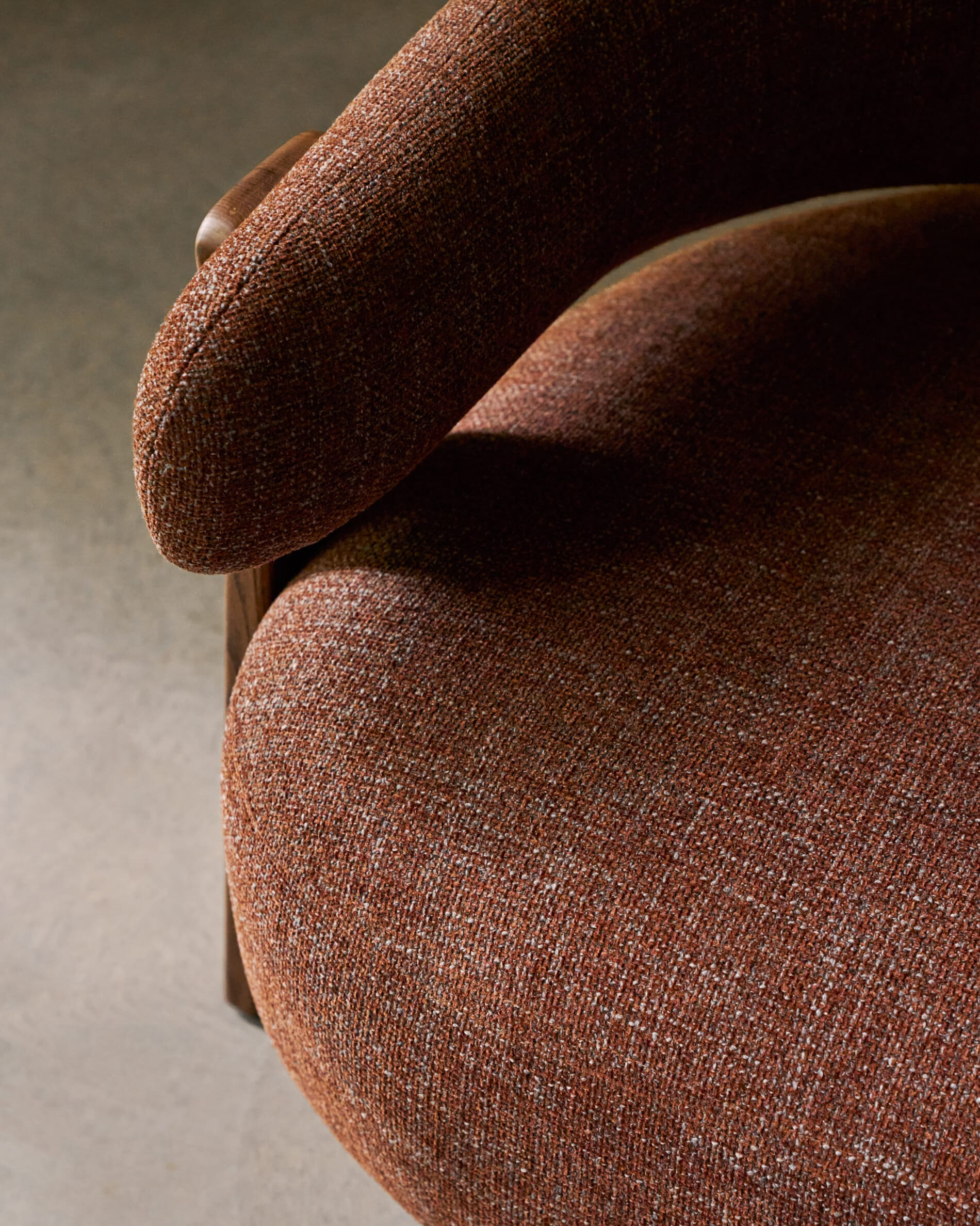 Kave Home Fauteuil 'Granite' Chenille en essenhout, kleur Bruin