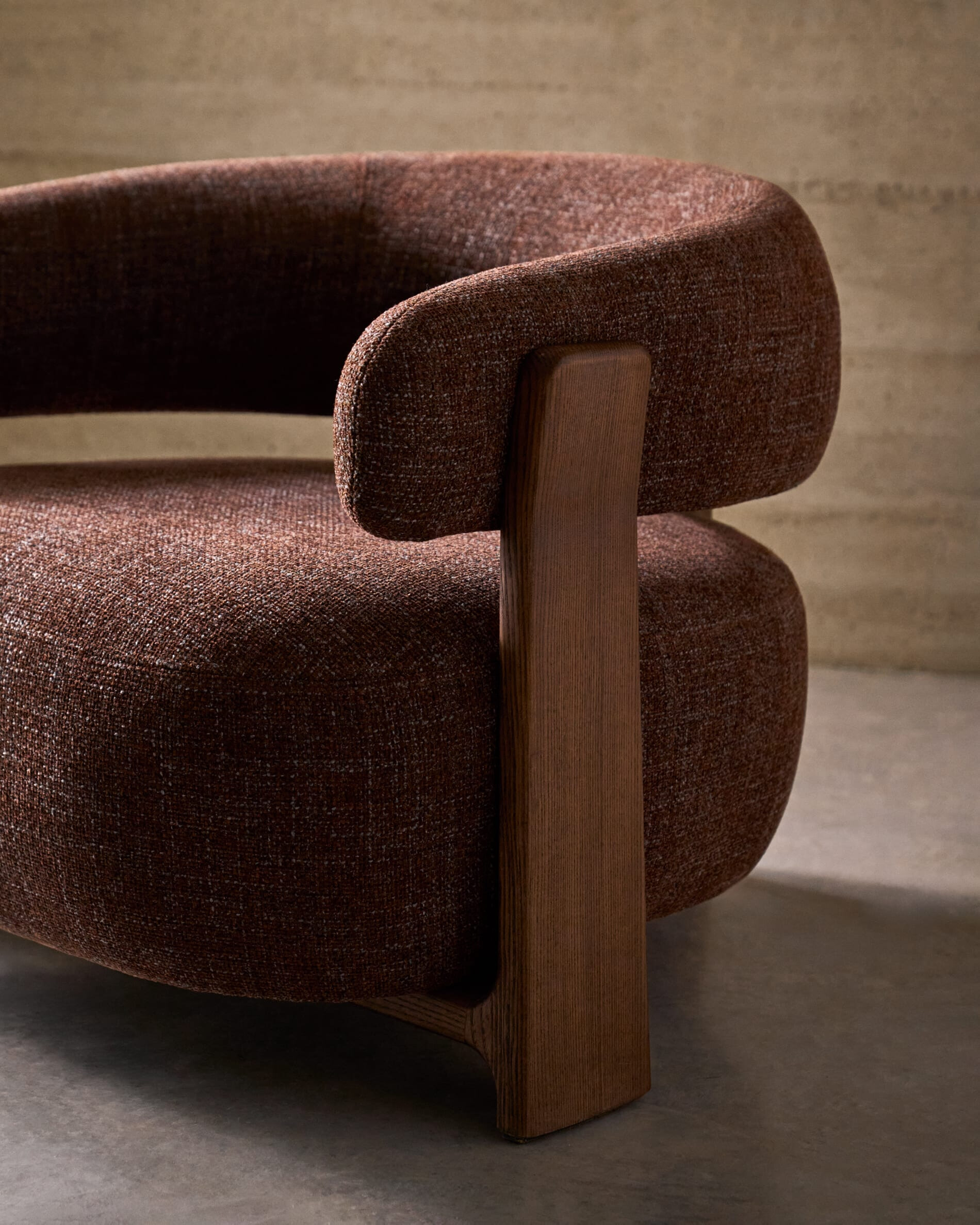 Kave Home Fauteuil 'Granite' Chenille en essenhout, kleur Bruin