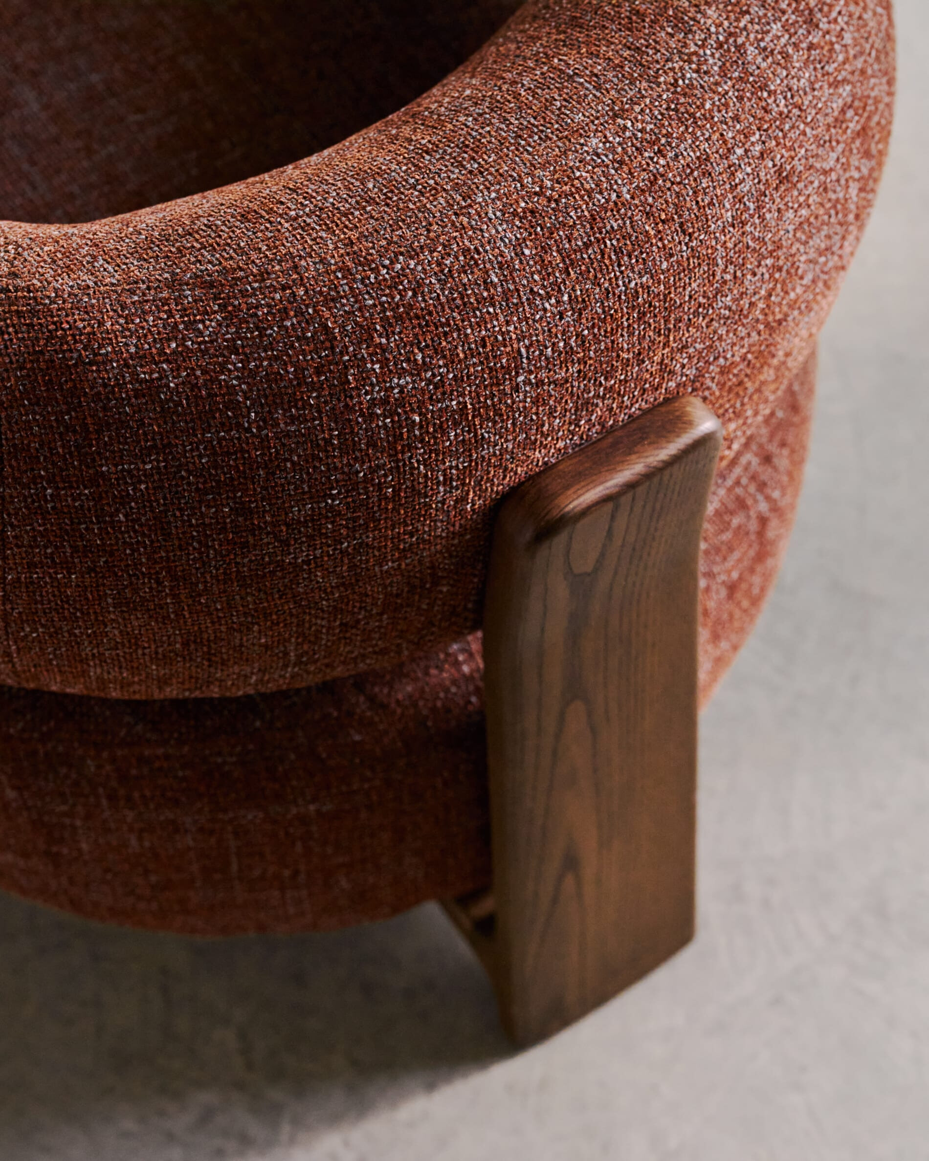 Kave Home Fauteuil 'Granite' Chenille en essenhout, kleur Bruin