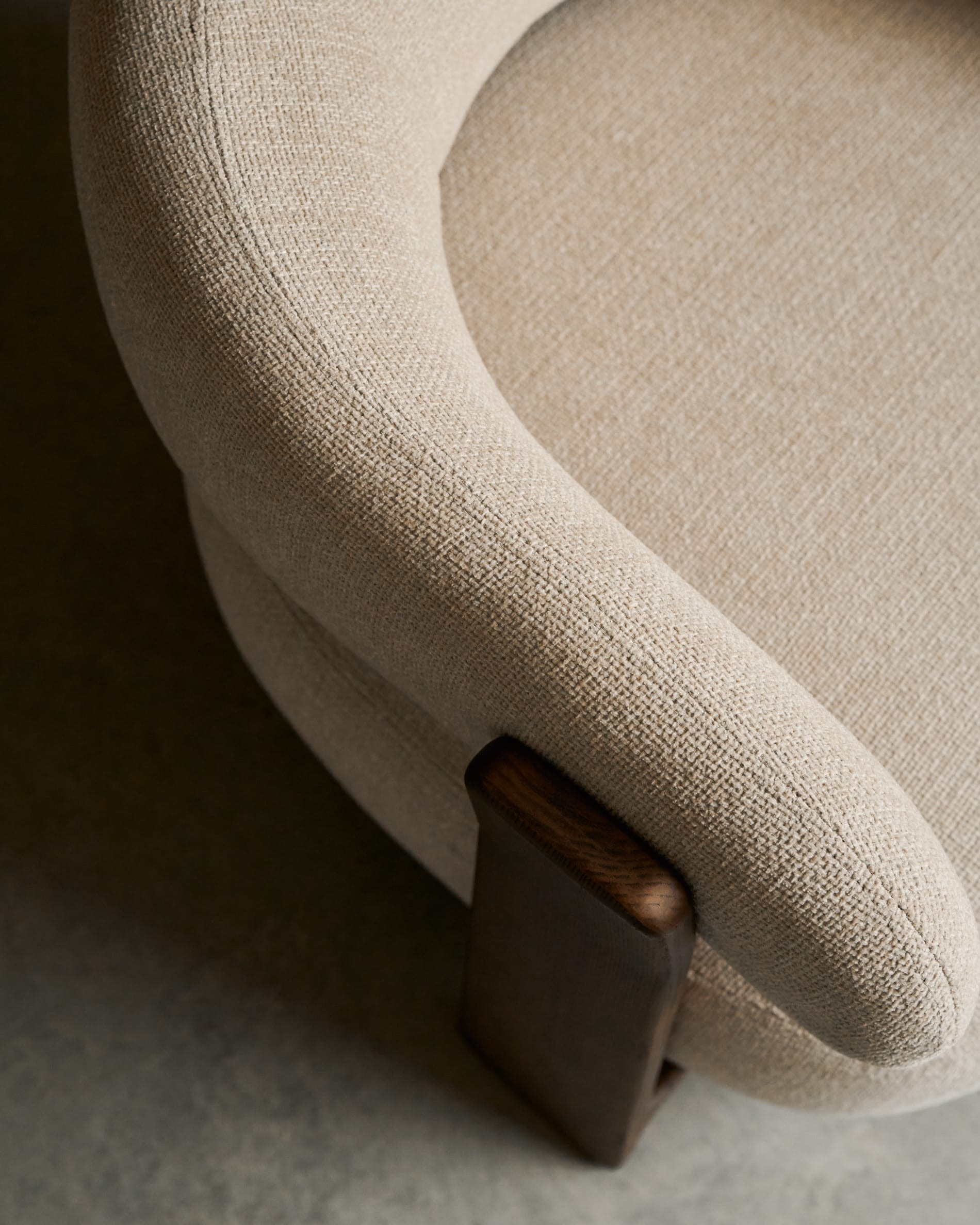 Kave Home Fauteuil 'Granite' Chenille en essenhout, kleur Beige/Bruin