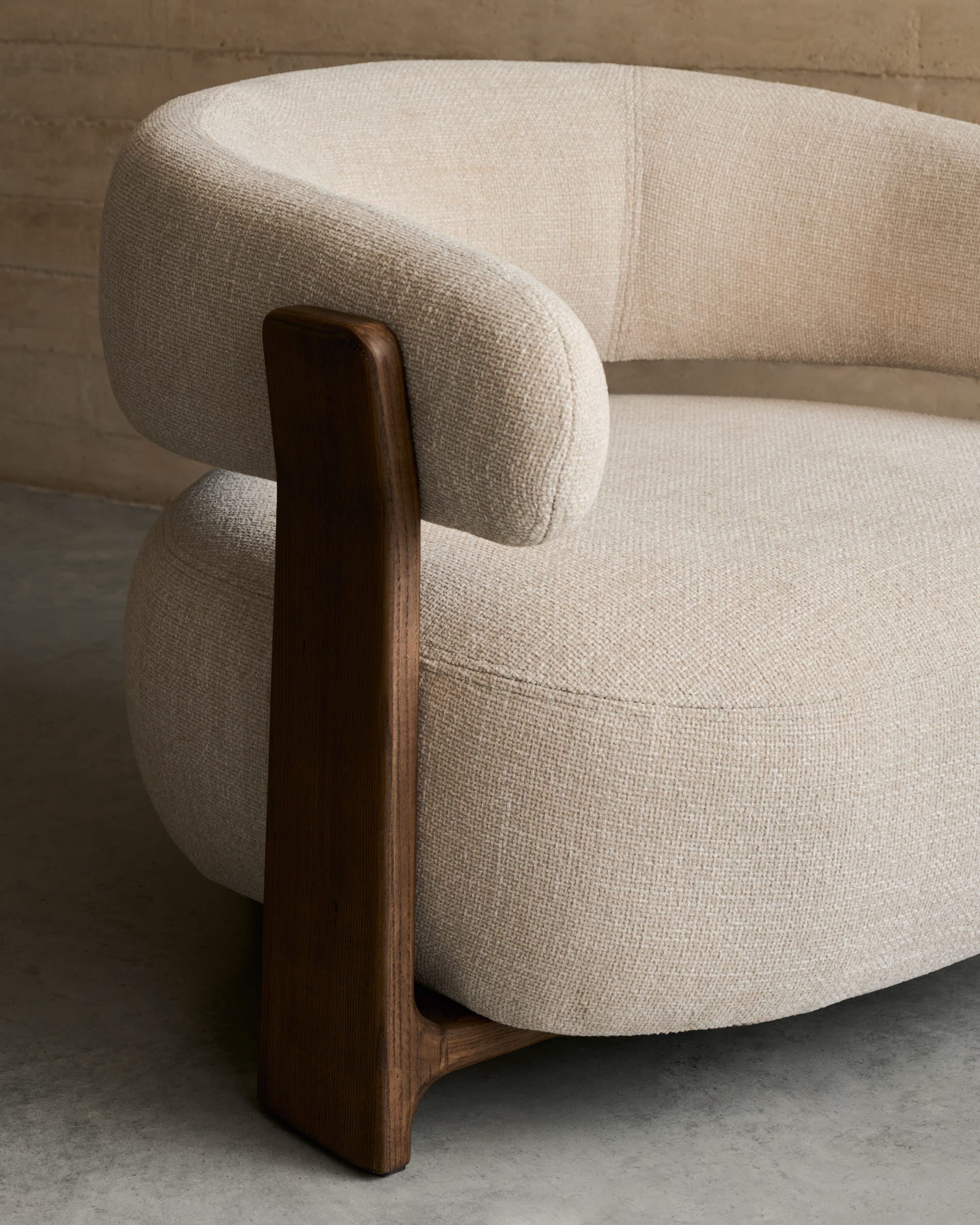 Kave Home Fauteuil 'Granite' Chenille en essenhout, kleur Beige/Bruin