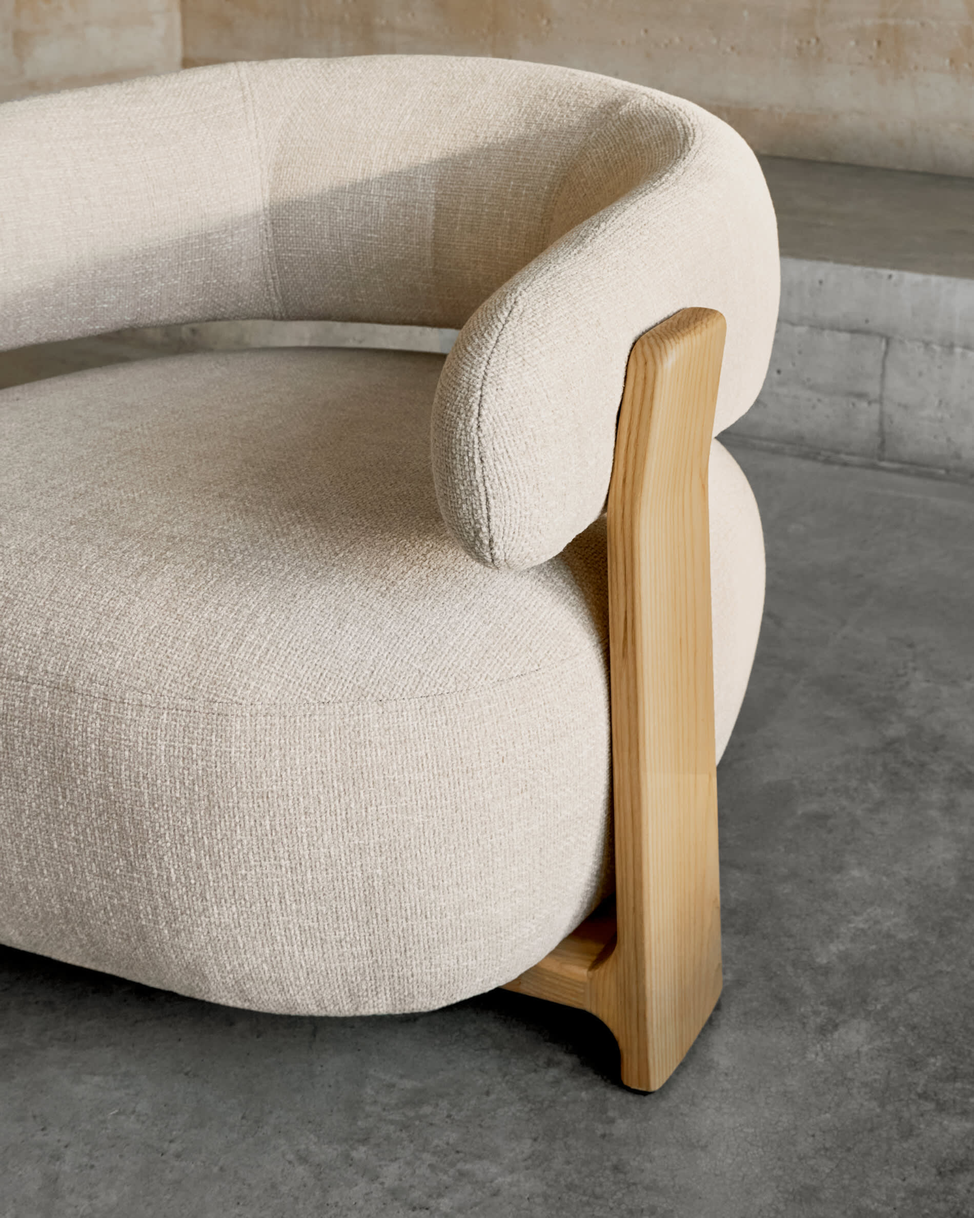 Kave Home Fauteuil 'Granite' Chenille en essenhout, kleur Beige/Naturel
