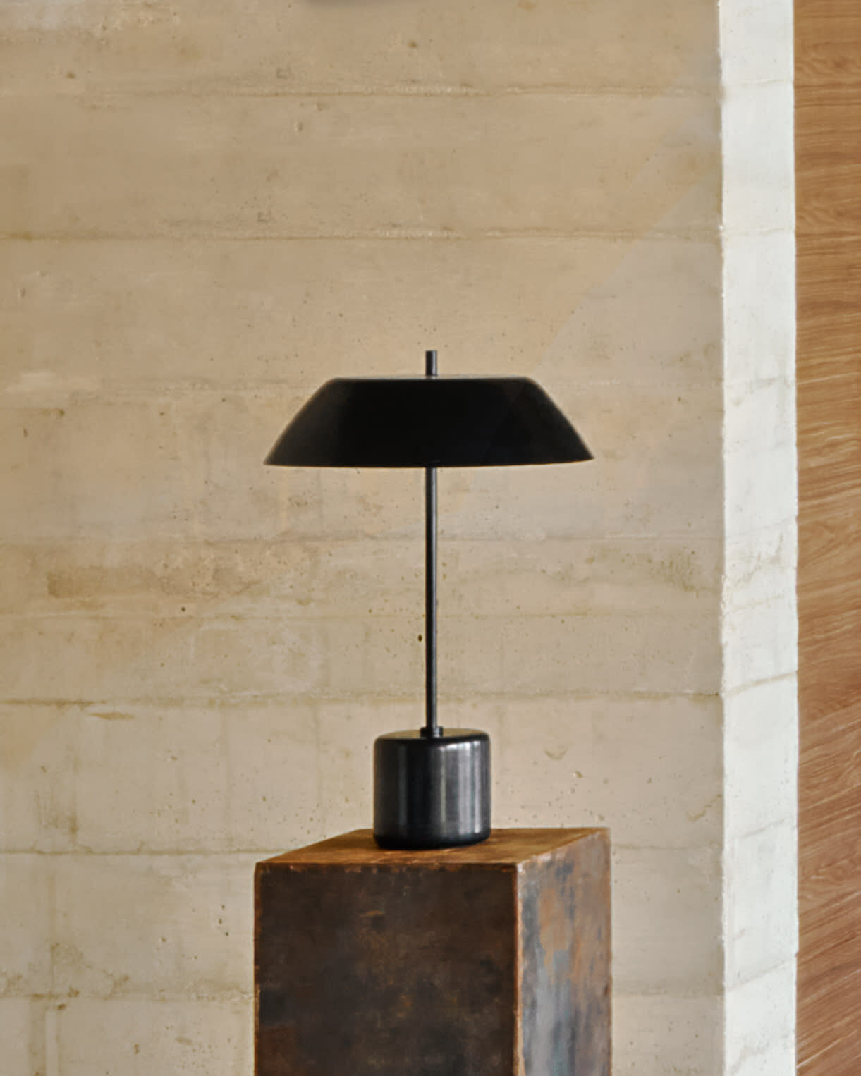 Kave Home Tafellamp 'Sayra' Marmer en metaal, 58cm