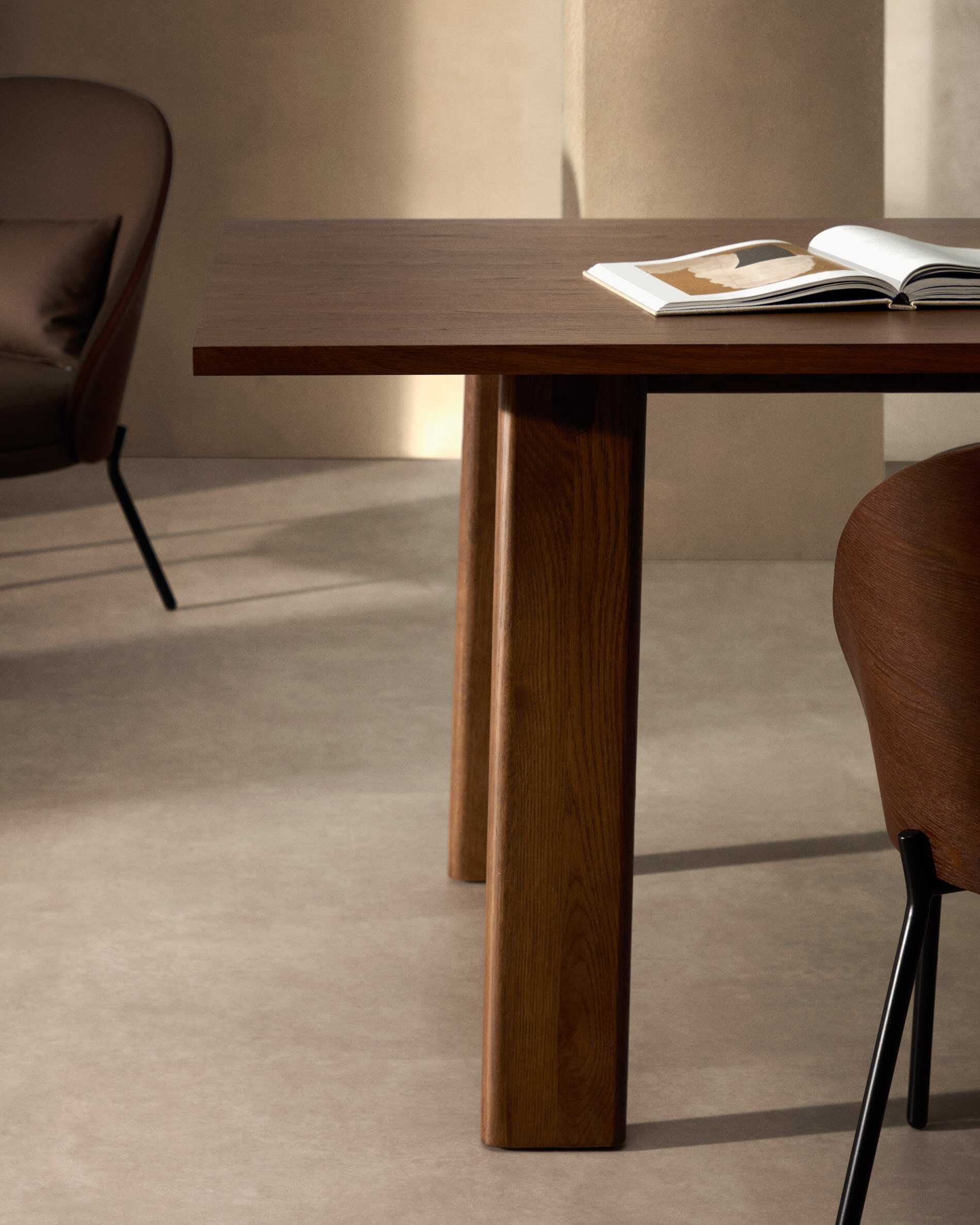 Kave Home Uitschuifbare Eettafel 'Arlen' Eiken, 200 - 250 x 95cm, kleur Walnoot