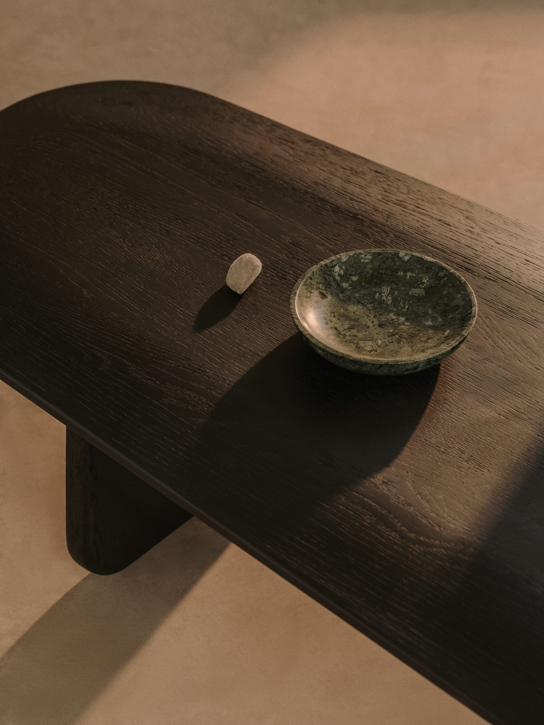 Kave Home Organische Salontafel 'Pirita' Eikenhout, 146 x 64cm, kleur Zwart