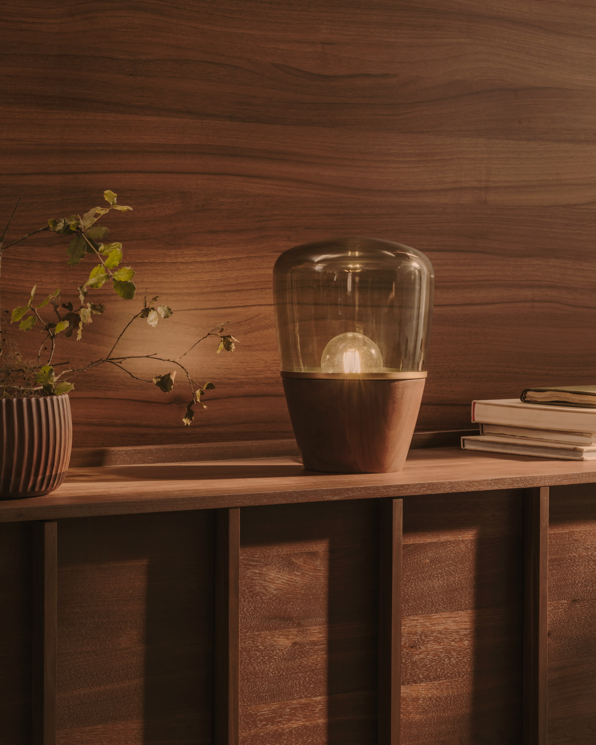 Kave Home Tafellamp 'Silex' Notenhout en glas, 30cm