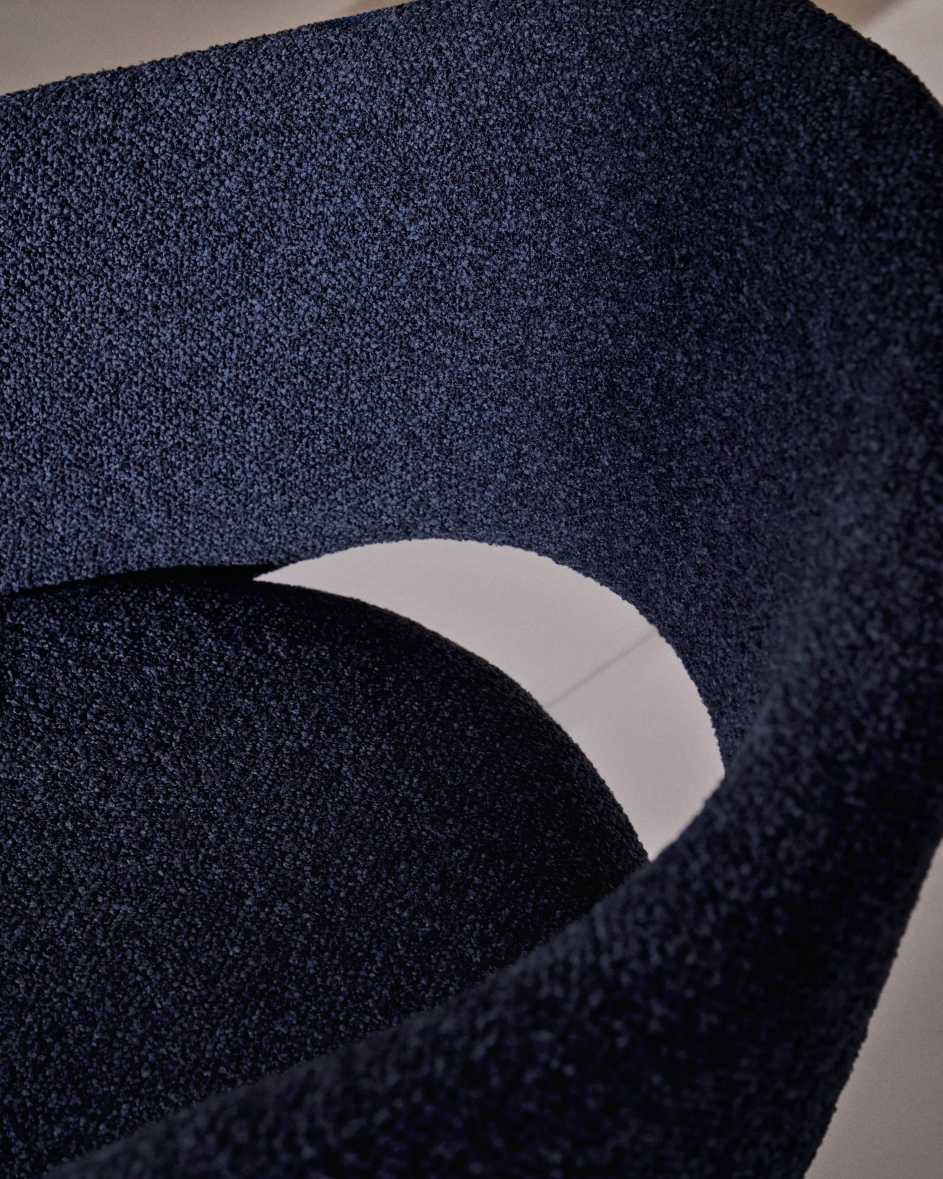Kave Home Eetkamerstoel 'Maina' Chenille, kleur Donkerblauw