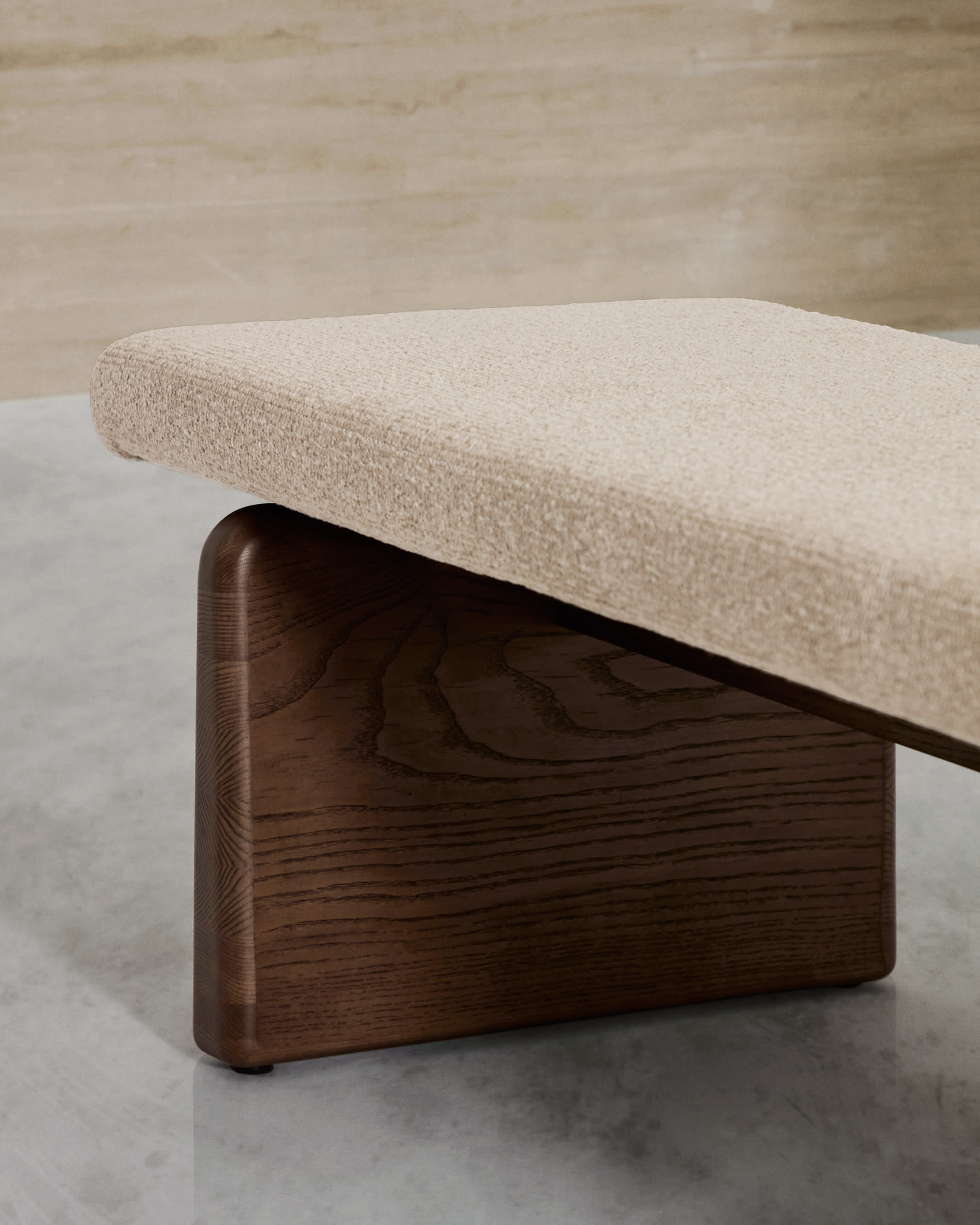 Kave Home Bankje 'Topaz' Chenille en essenhout, 150cm, kleur Bruin