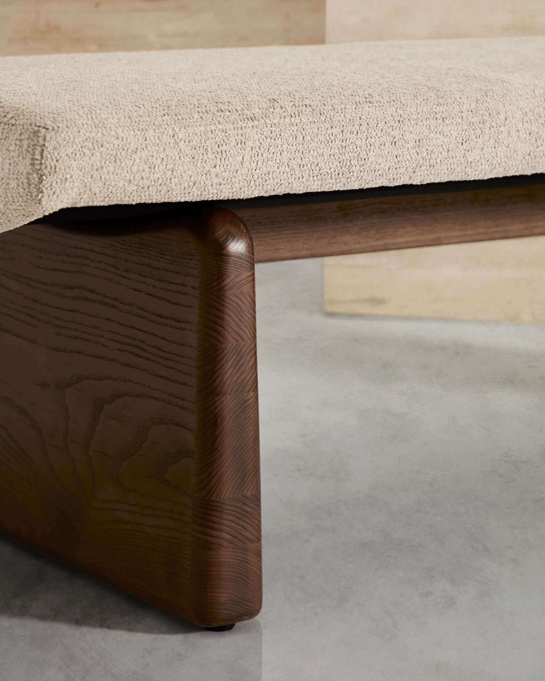 Kave Home Bankje 'Topaz' Chenille en essenhout, 150cm, kleur Bruin