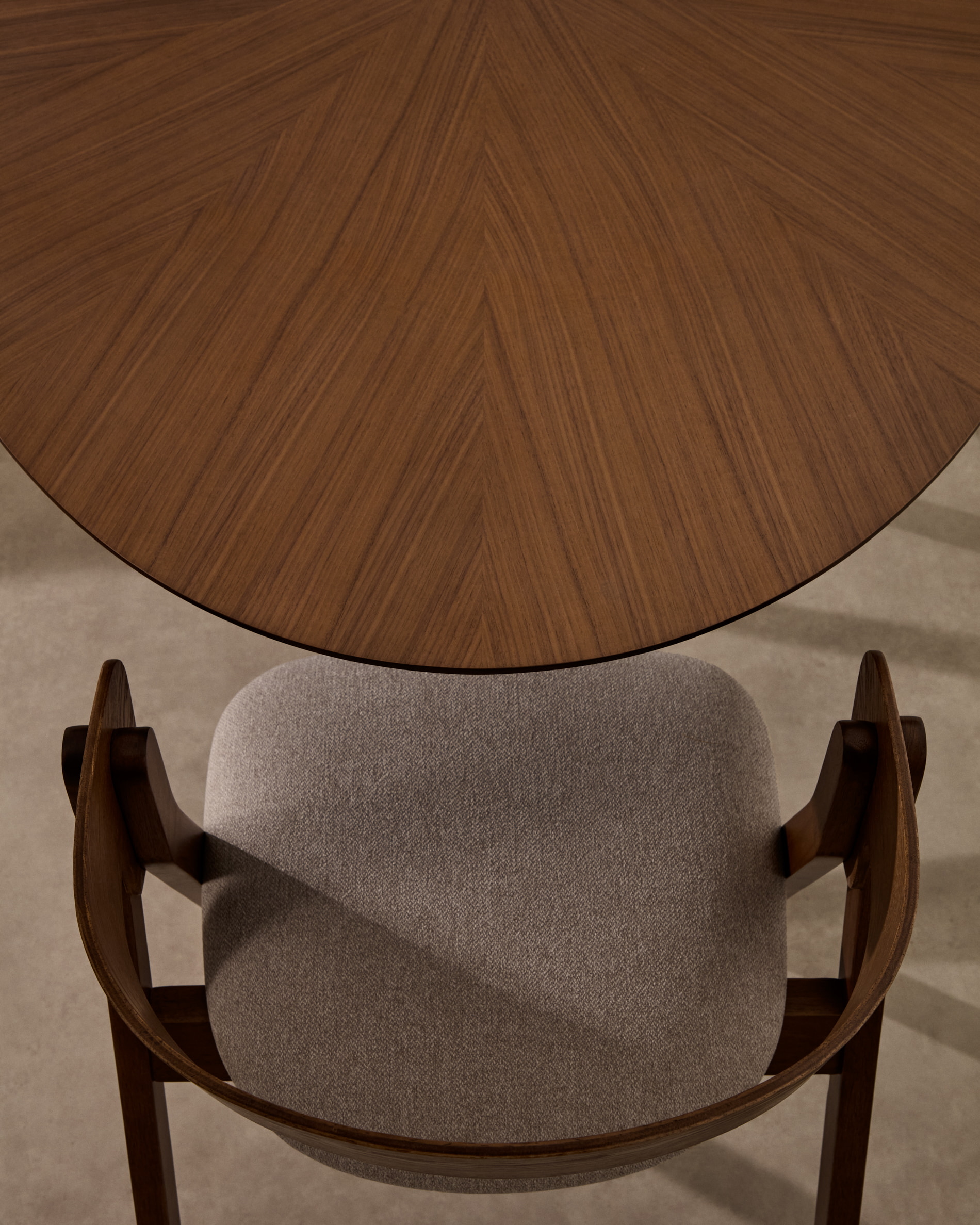 Kave Home Ovale Eettafel 'Naanim' Walnoot en rubberhout, 180 x 110cm