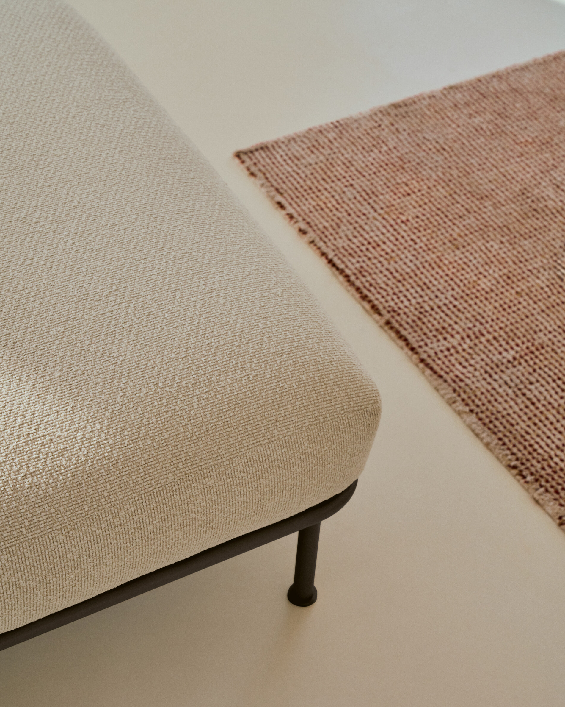 Kave Home Hocker 'Aurum' Chenille, kleur Ecru