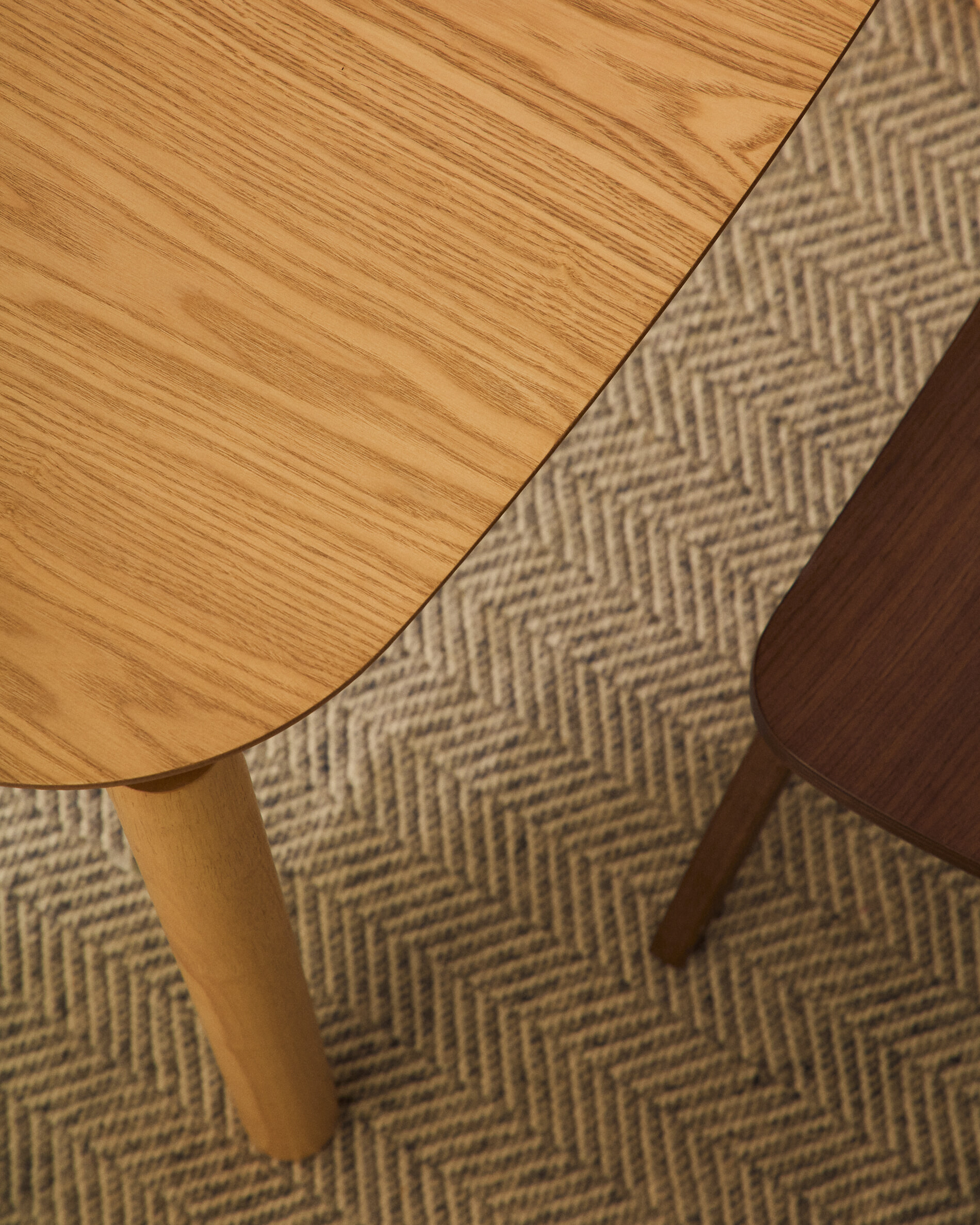 Kave Home Eettafel 'Indara' Essen en rubberhout, 100 x 100cm