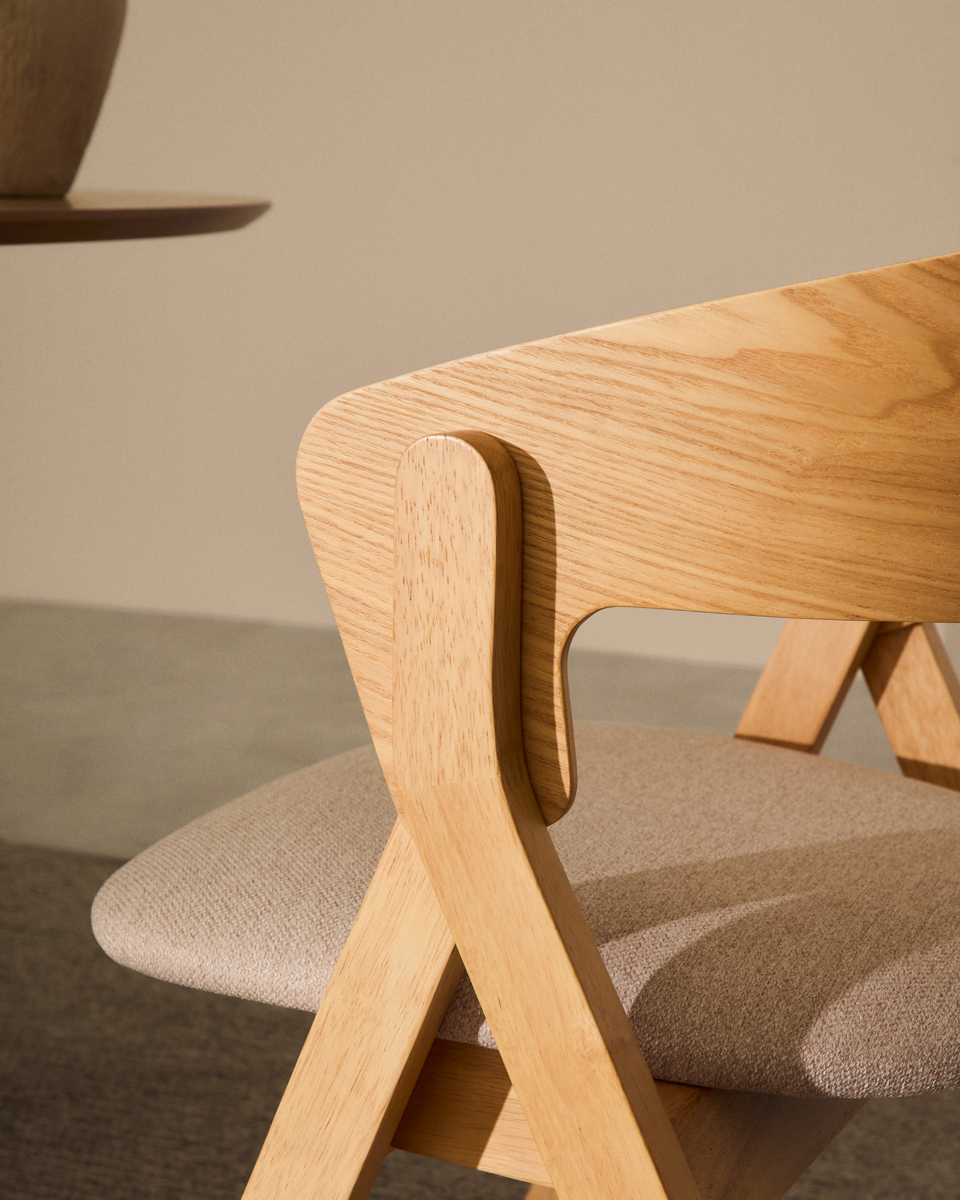 Kave Home Eetkamerstoel 'Godia' Chenille en hout, kleur Beige/Naturel