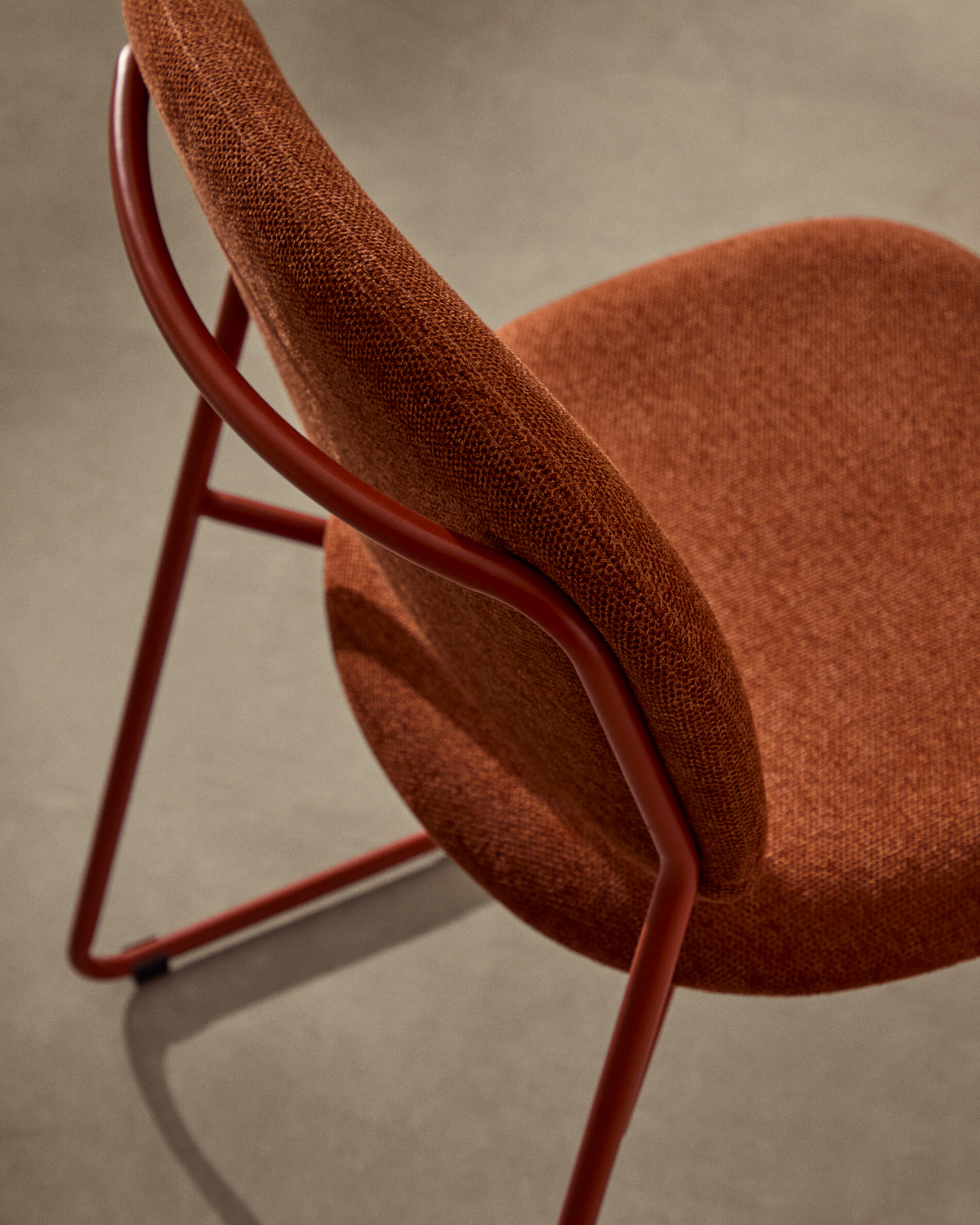 Kave Home Eetkamerstoel 'Meli' Chenille, kleur Terracotta
