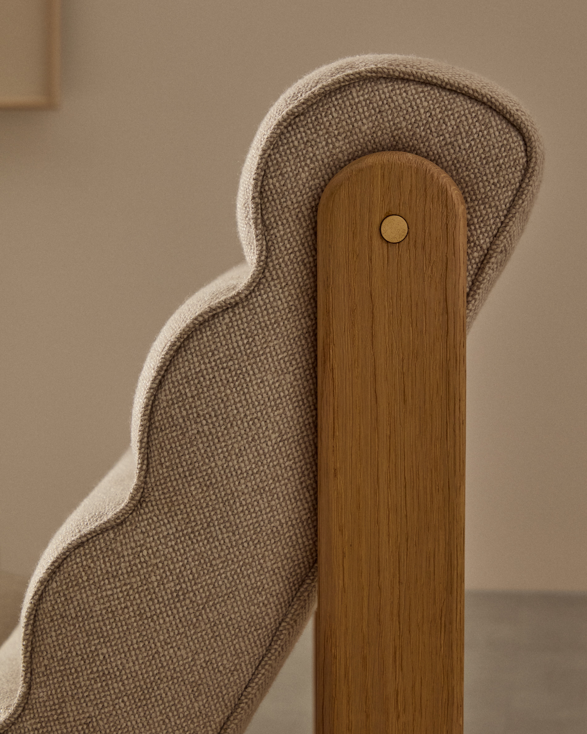 Kave Home Fauteuil 'Magira' Structuurstof en eikenhout, kleur Beige