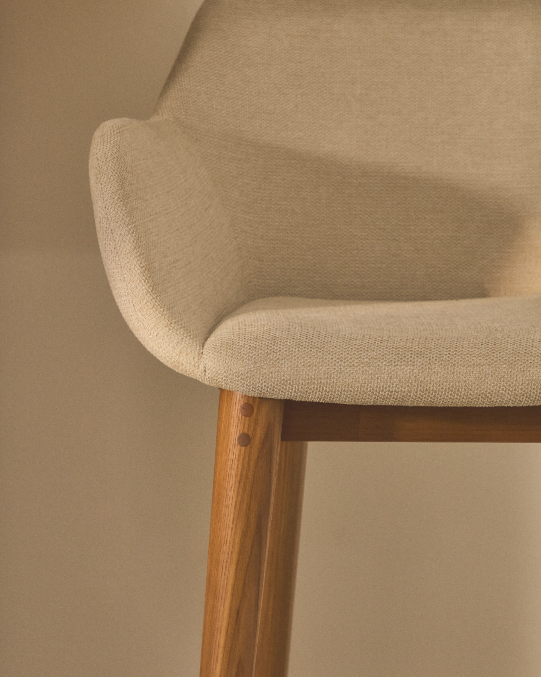 Kave Home Barkruk 'Konna' Essenhout en stof, kleur Beige/Bruin (zithoogte 66cm)