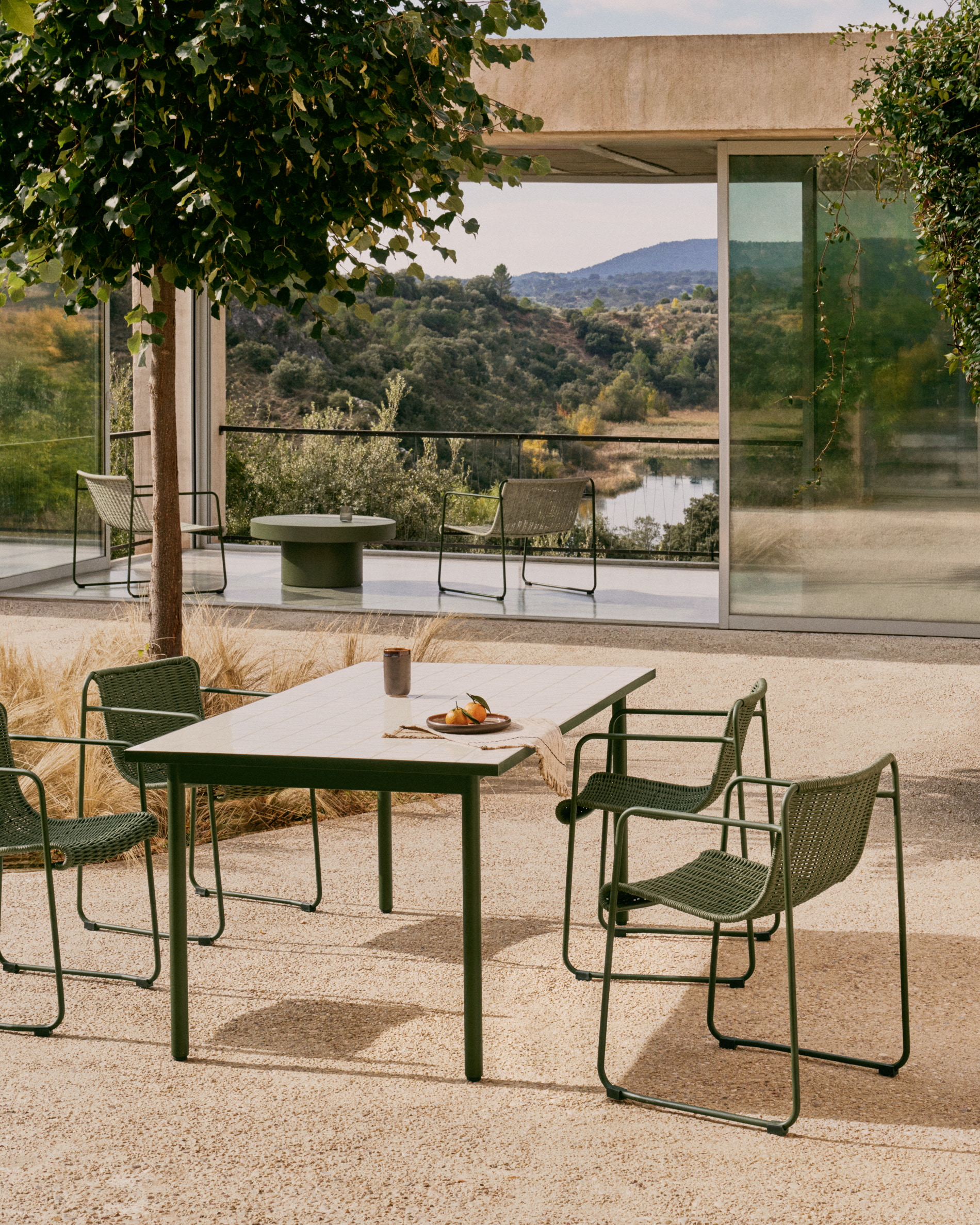 Kave Home Outdoor Eettafel 'Maurina' Cement en staal, 223 x 101cm, kleur Wit