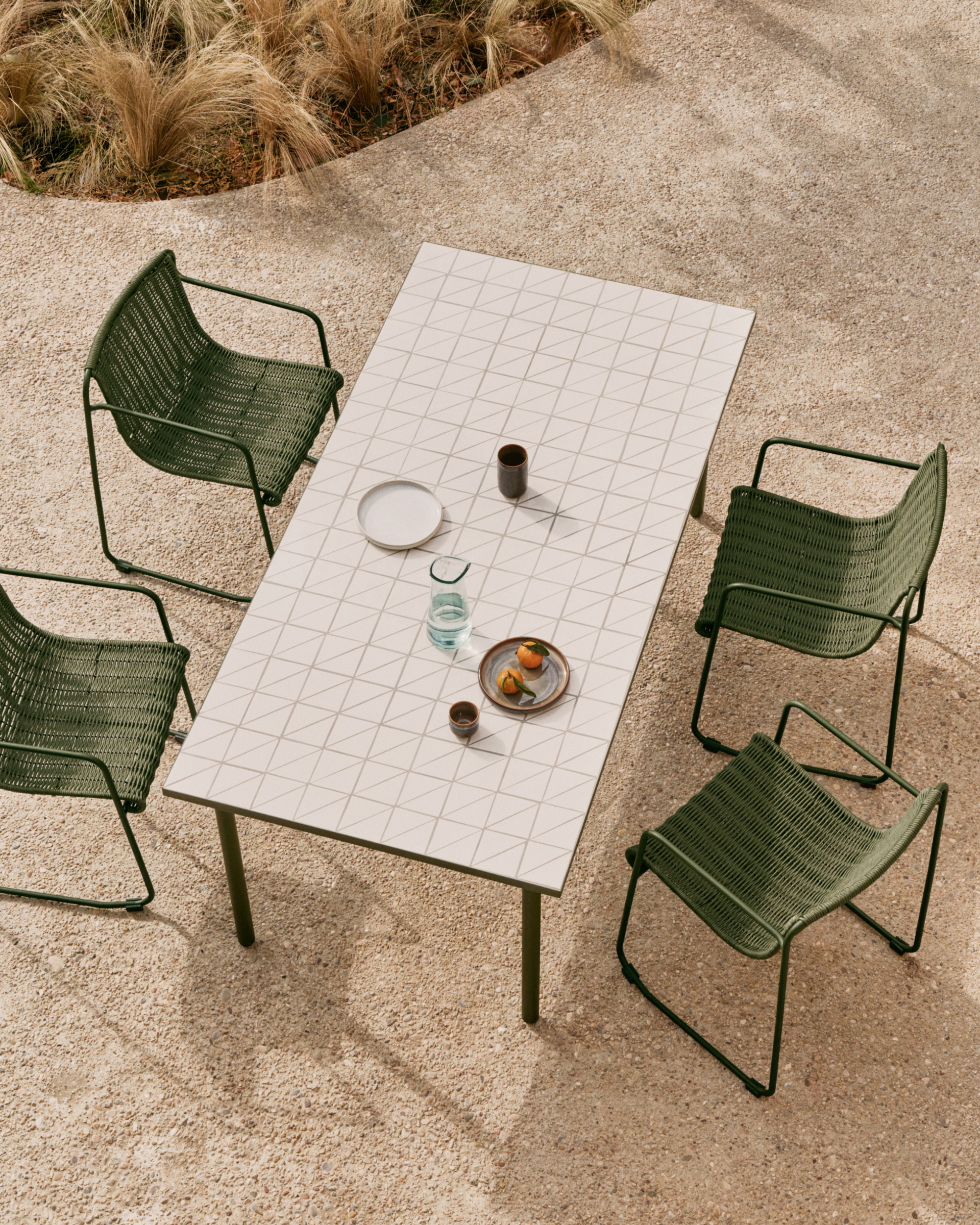 Kave Home Outdoor Eettafel 'Maurina' Cement en staal, 182 x 91cm, kleur Wit