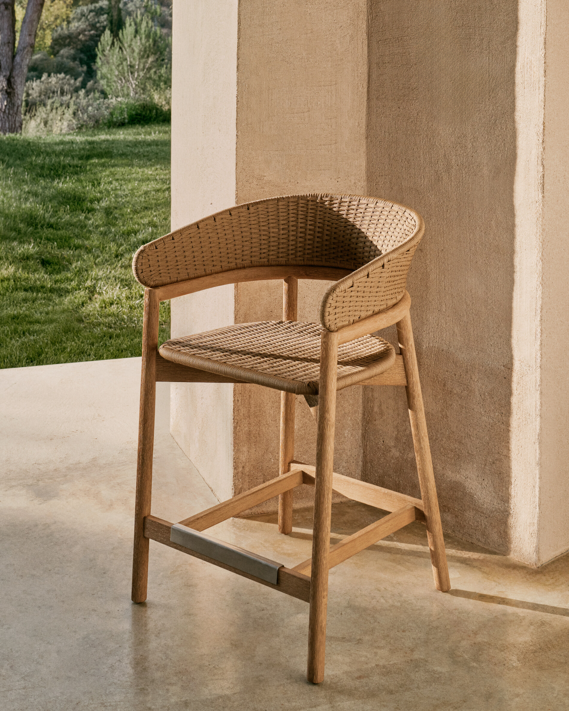 Kave Home Outdoor Barkruk 'Arinella' Acaciahout en geweven touw (zithoogte 65cm)