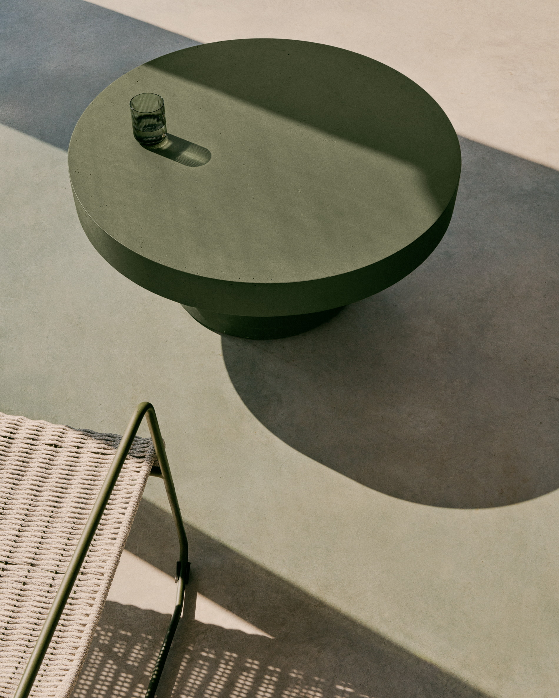 Kave Home Ronde Salontafel 'Aiguablava' Beton, 66cm, kleur Donkergroen