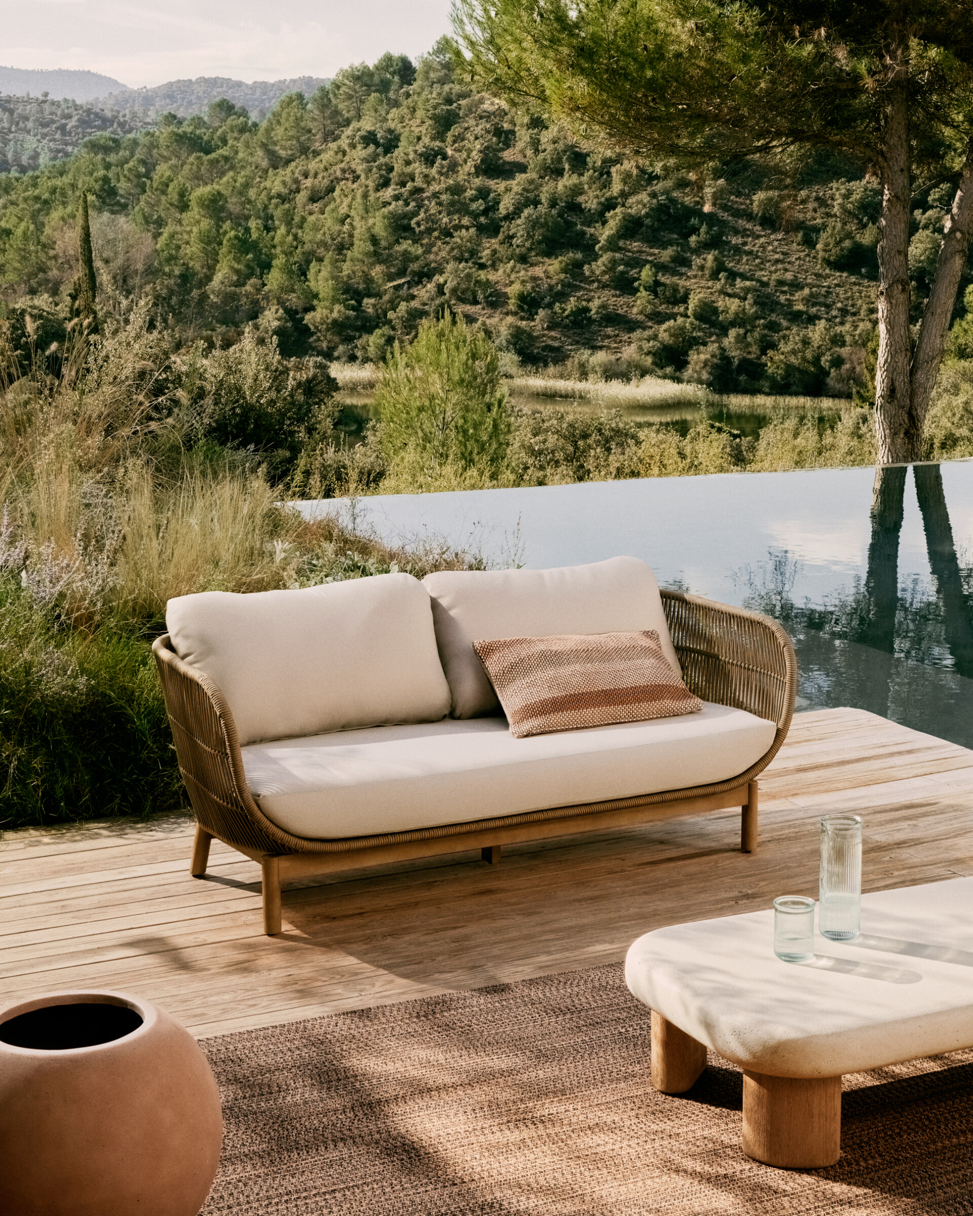 Kave Home Salontafel 'Labra' Cement en acaciahout, 140 x 70cm