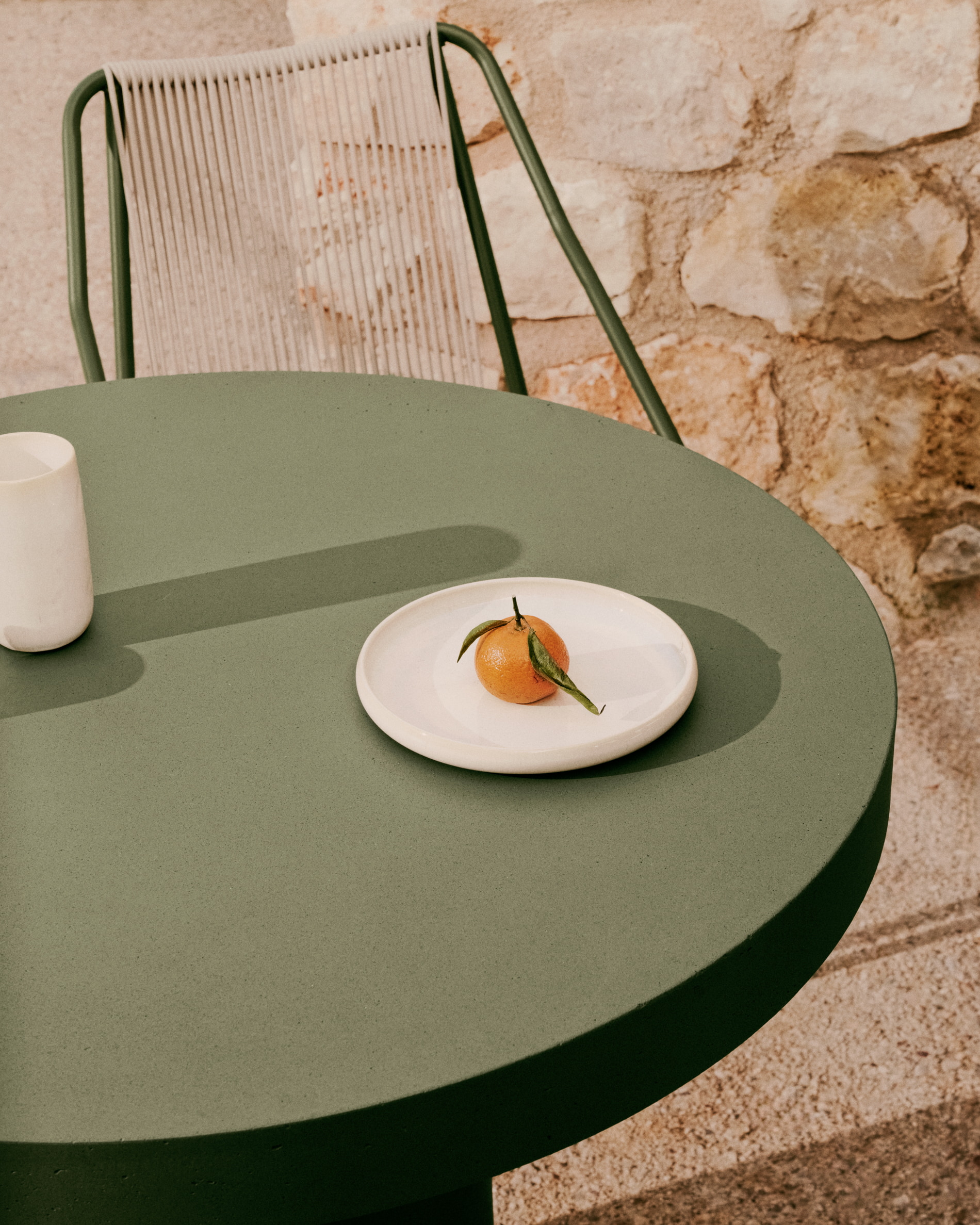 Kave Home Ronde Bistrotafel 'Aiguablava' Beton, 90cm, kleur Donkergroen