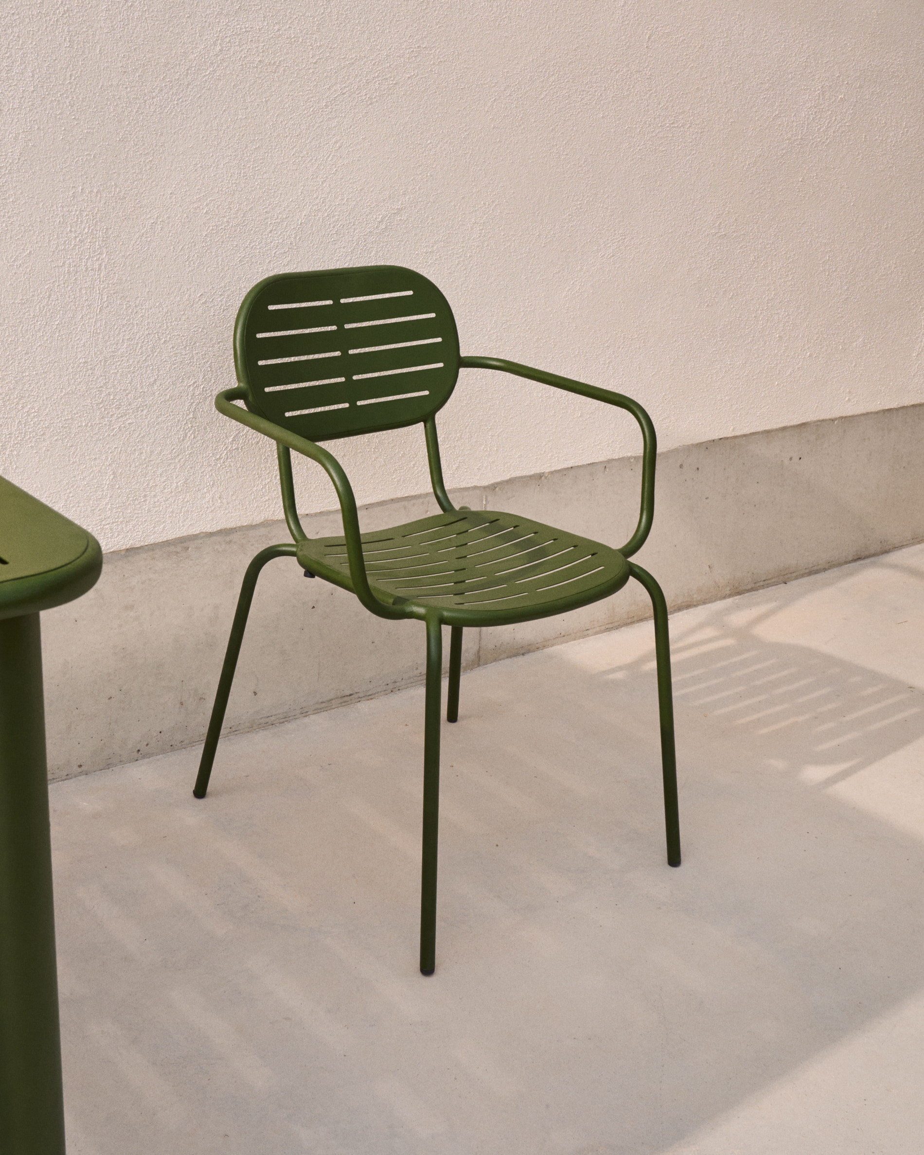 Kave Home Tuinstoel 'Brai' Met armleuning, Staal, kleur Donkergroen