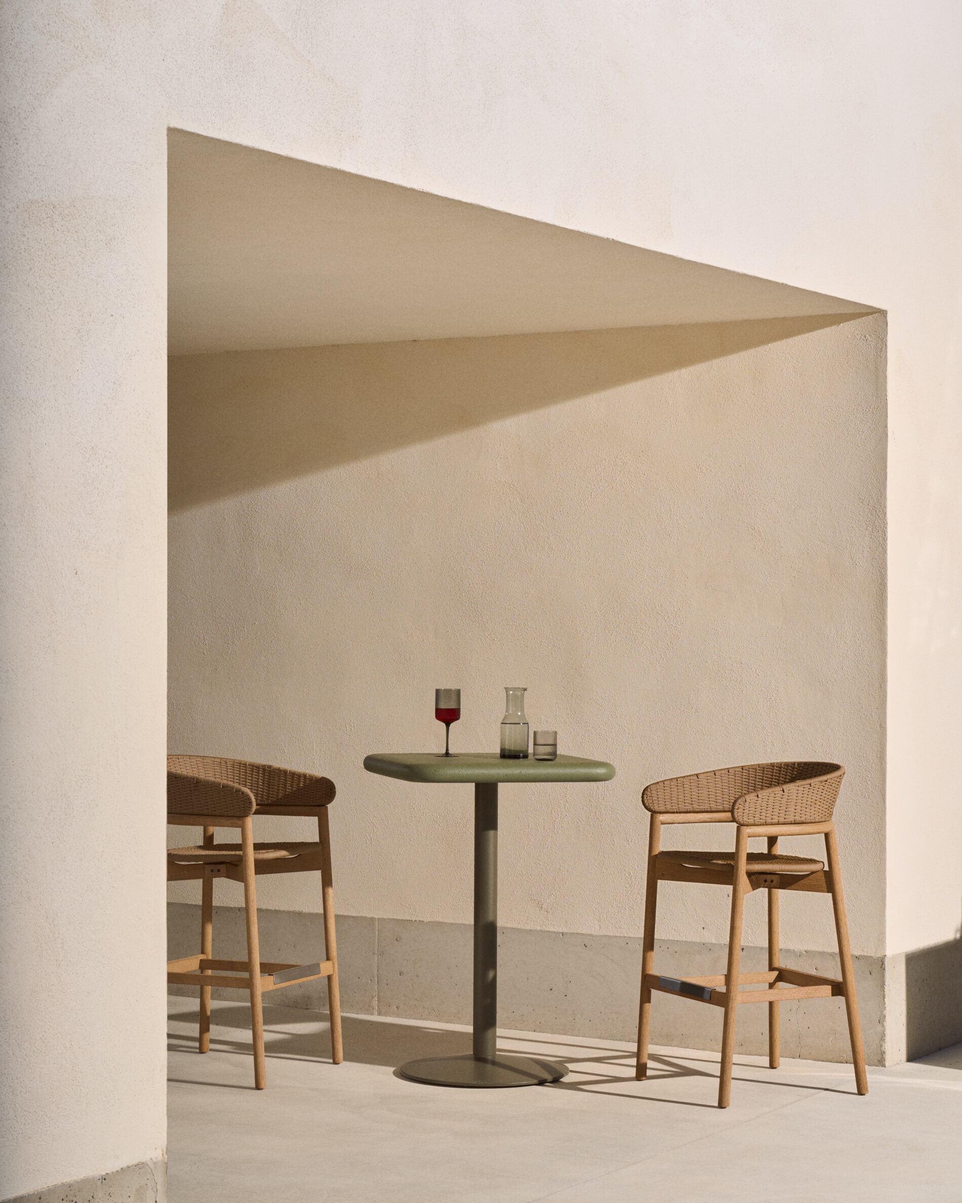 Kave Home Outdoor Barkruk 'Arinella' Acaciahout en geweven touw (zithoogte 75cm)