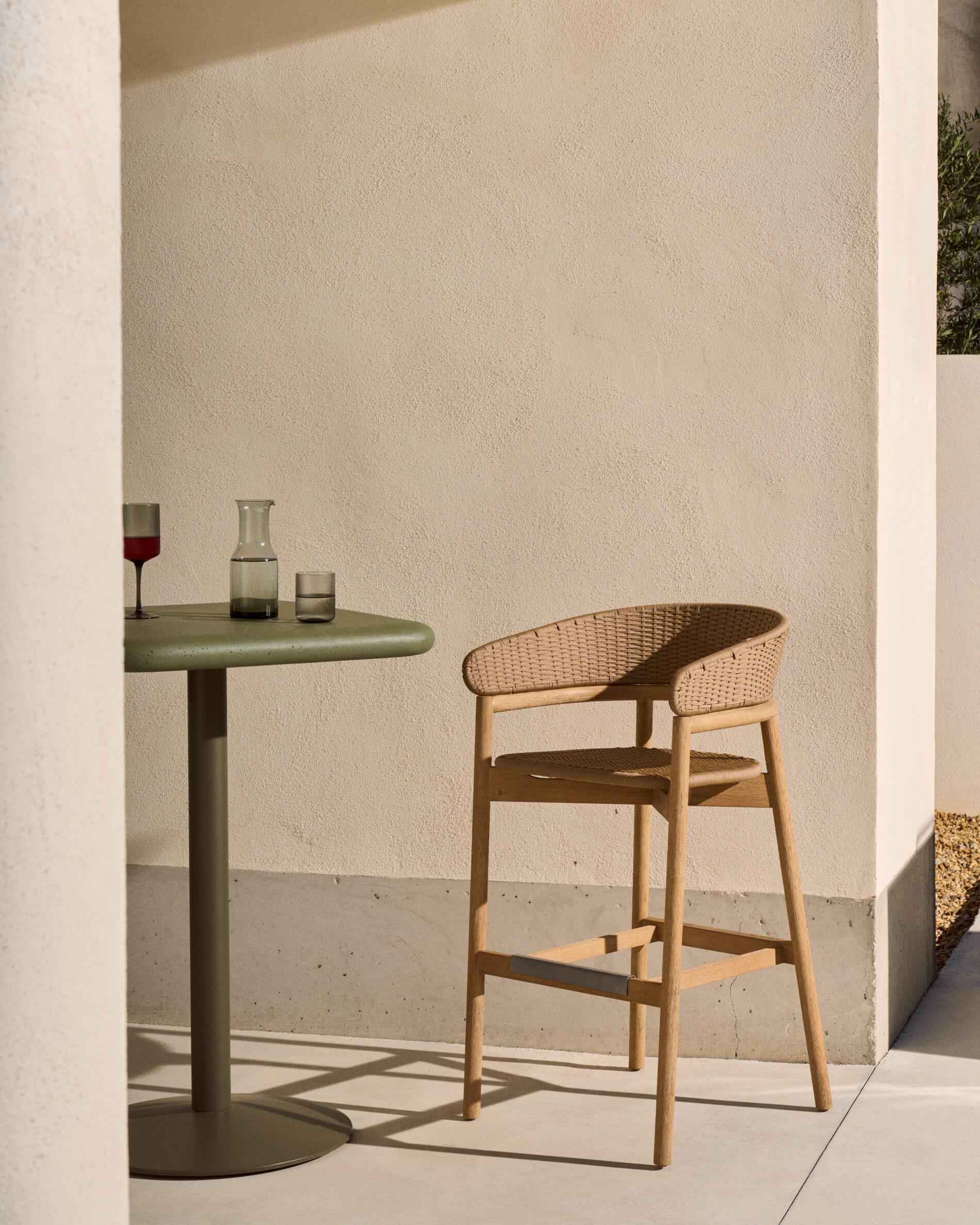 Kave Home Outdoor Barkruk 'Arinella' Acaciahout en geweven touw (zithoogte 75cm)