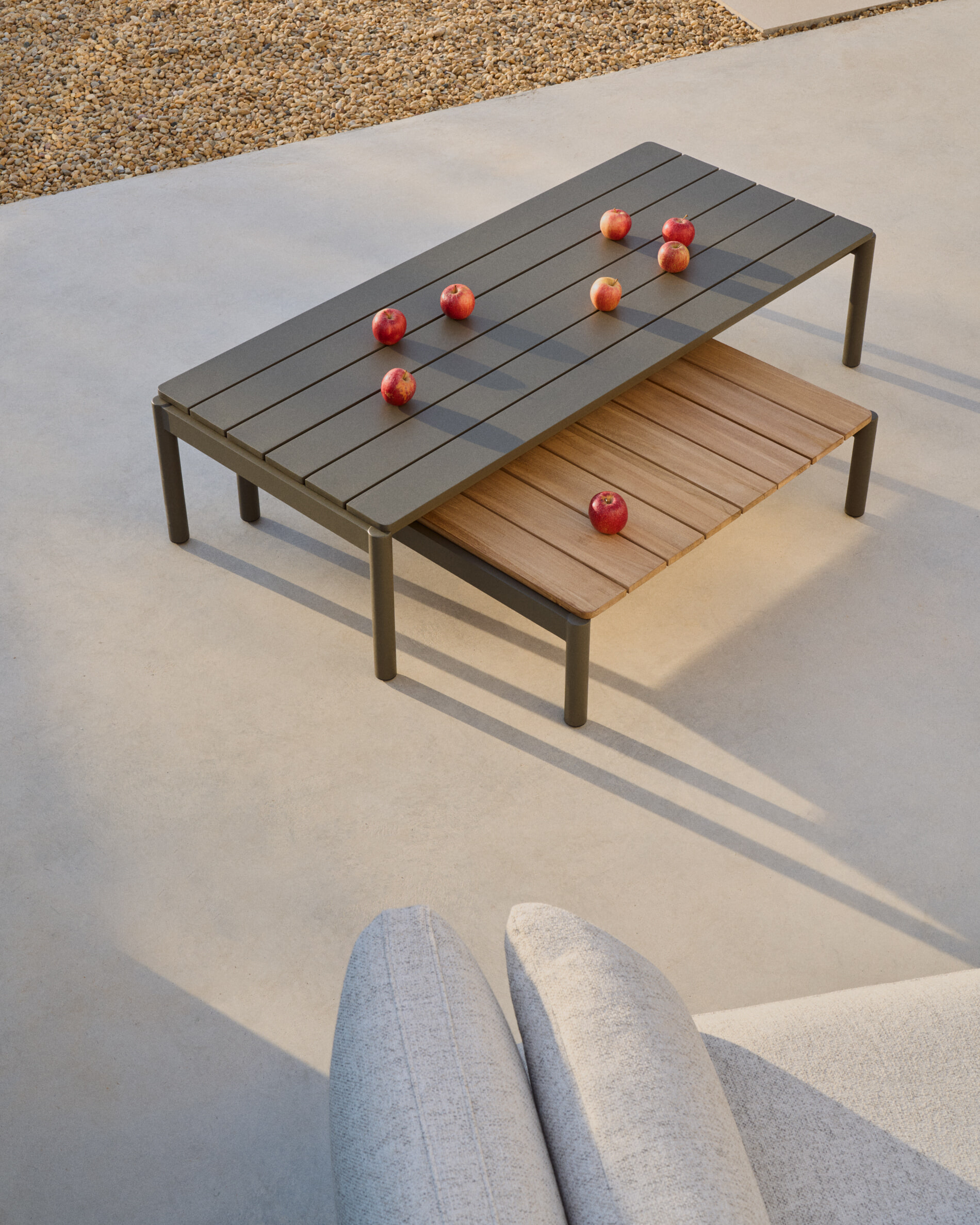 Kave Home Outdoor Salontafel 'Sorells' Teakhout en groen aluminium, 89 x 91cm