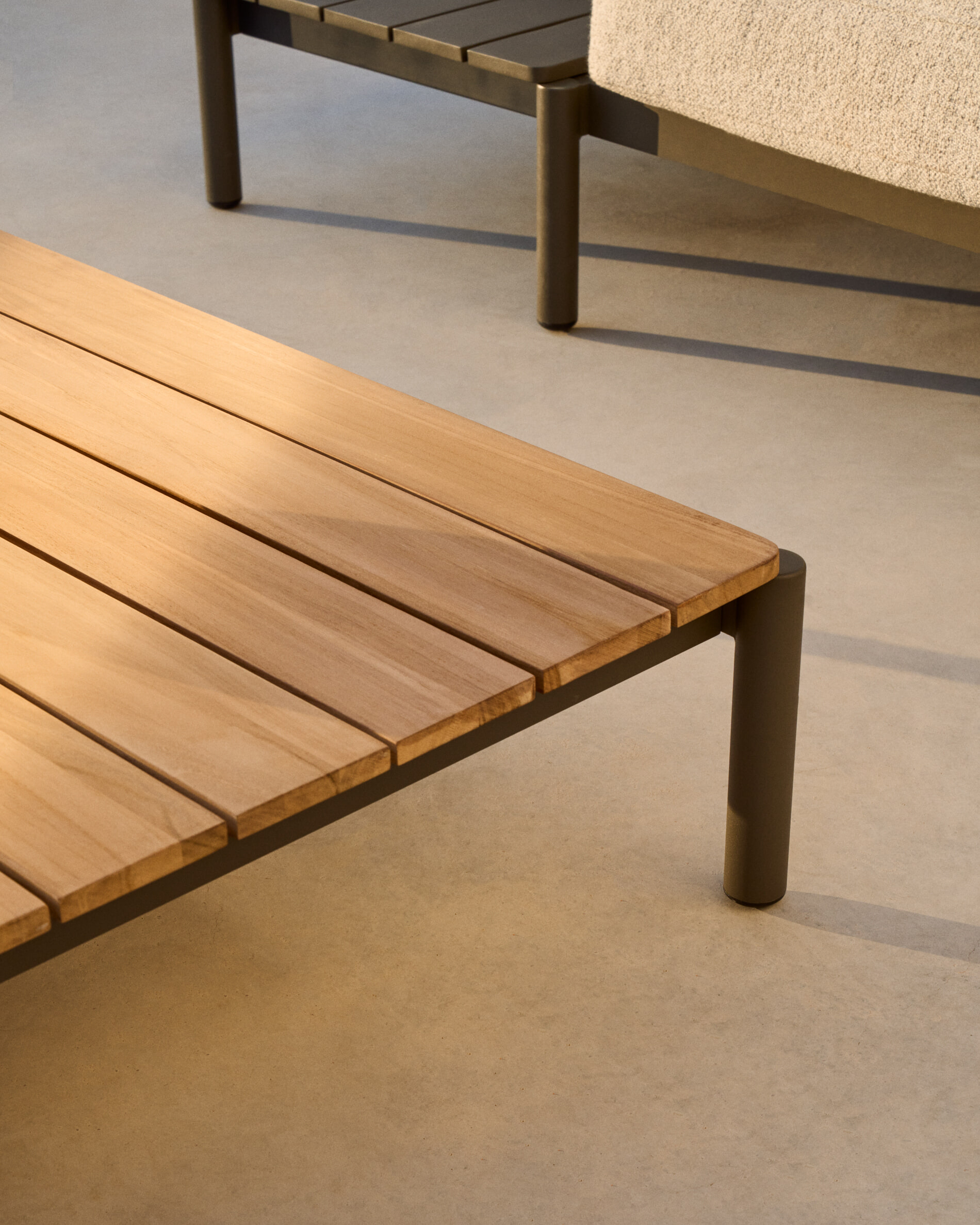 Kave Home Outdoor Salontafel 'Sorells' Teakhout en groen aluminium, 89 x 91cm