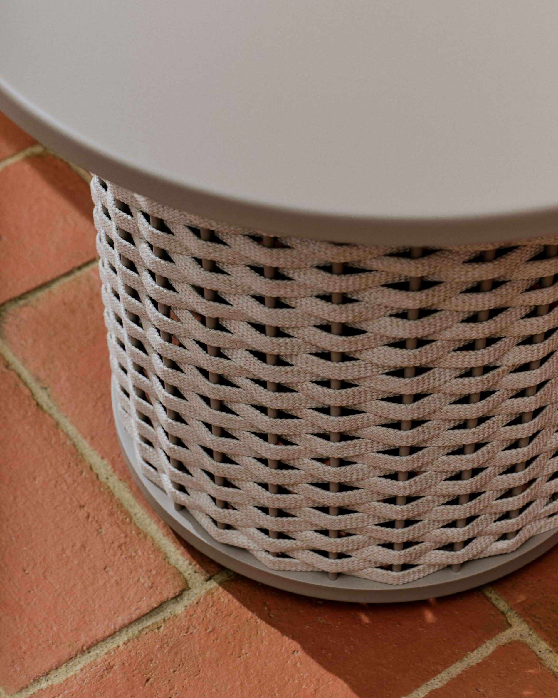 Kave Home Outdoor Bijzettafel 'Sedalis' Aluminium en touw, 50cm, kleur Taupe