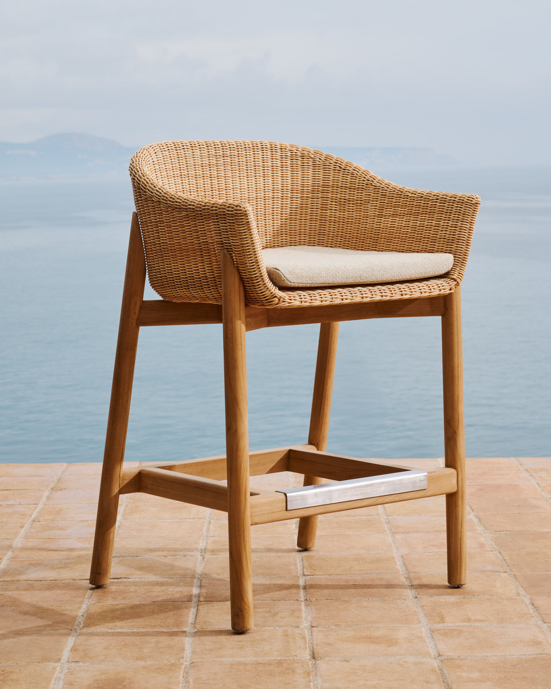Kave Home Outdoor Barkruk 'Galea' Teakhout en rattan (zithoogte 65cm)