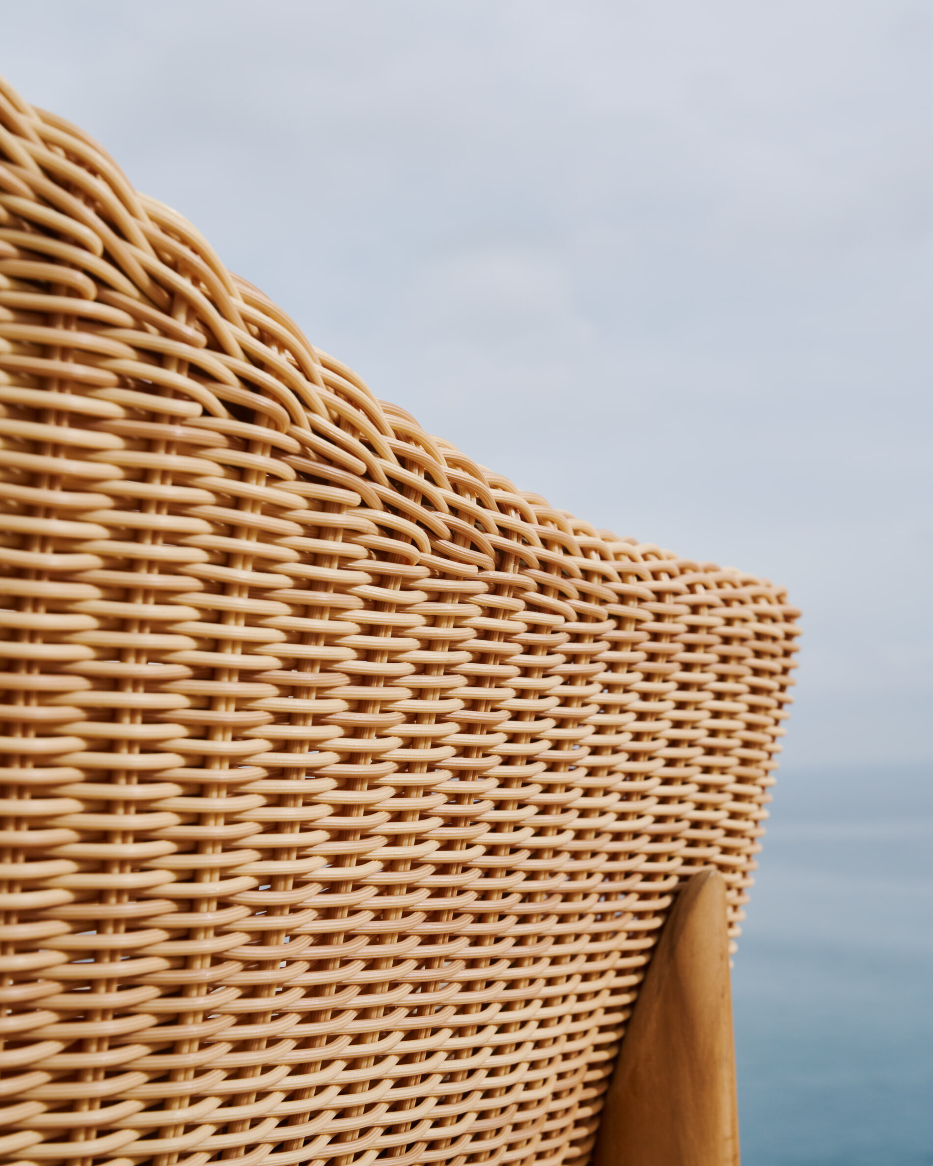 Kave Home Outdoor Barkruk 'Galea' Teakhout en rattan (zithoogte 65cm)