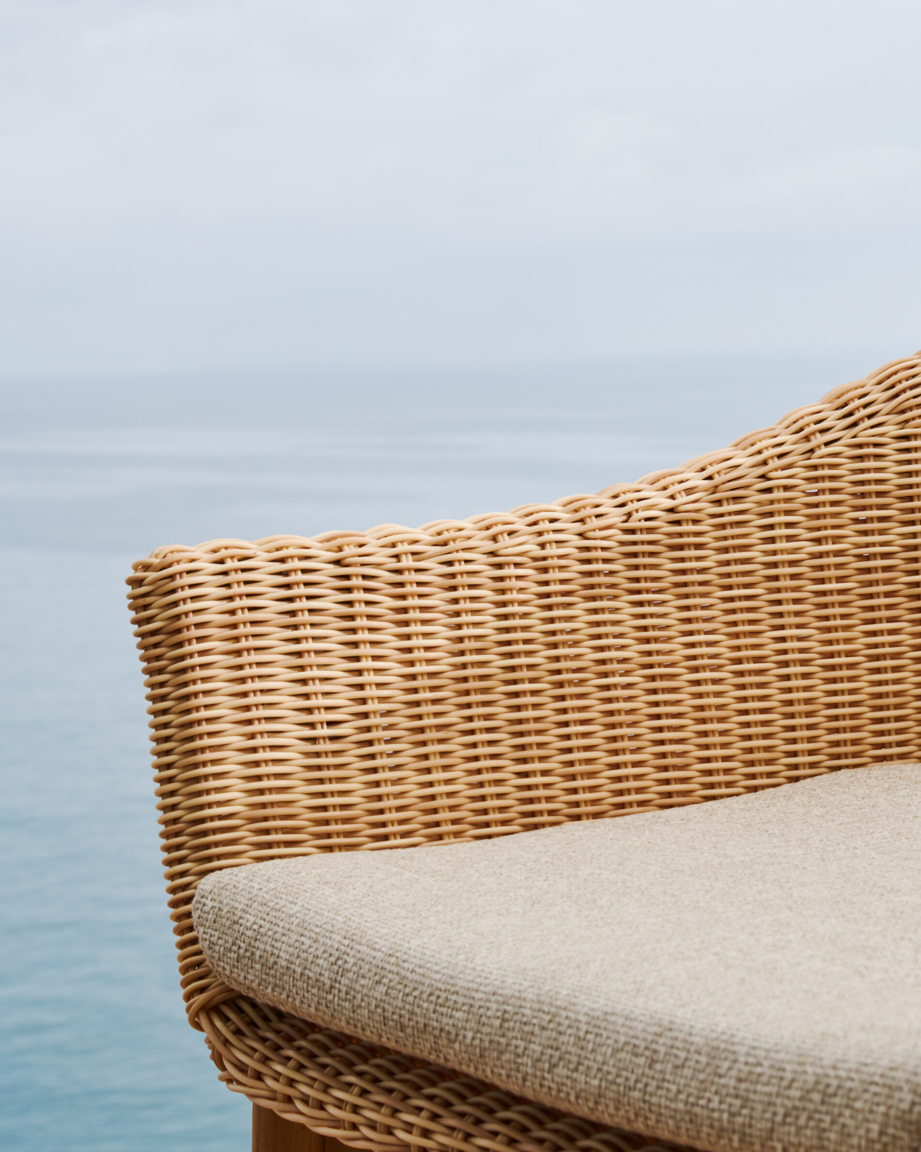 Kave Home Outdoor Barkruk 'Galea' Teakhout en rattan (zithoogte 65cm)