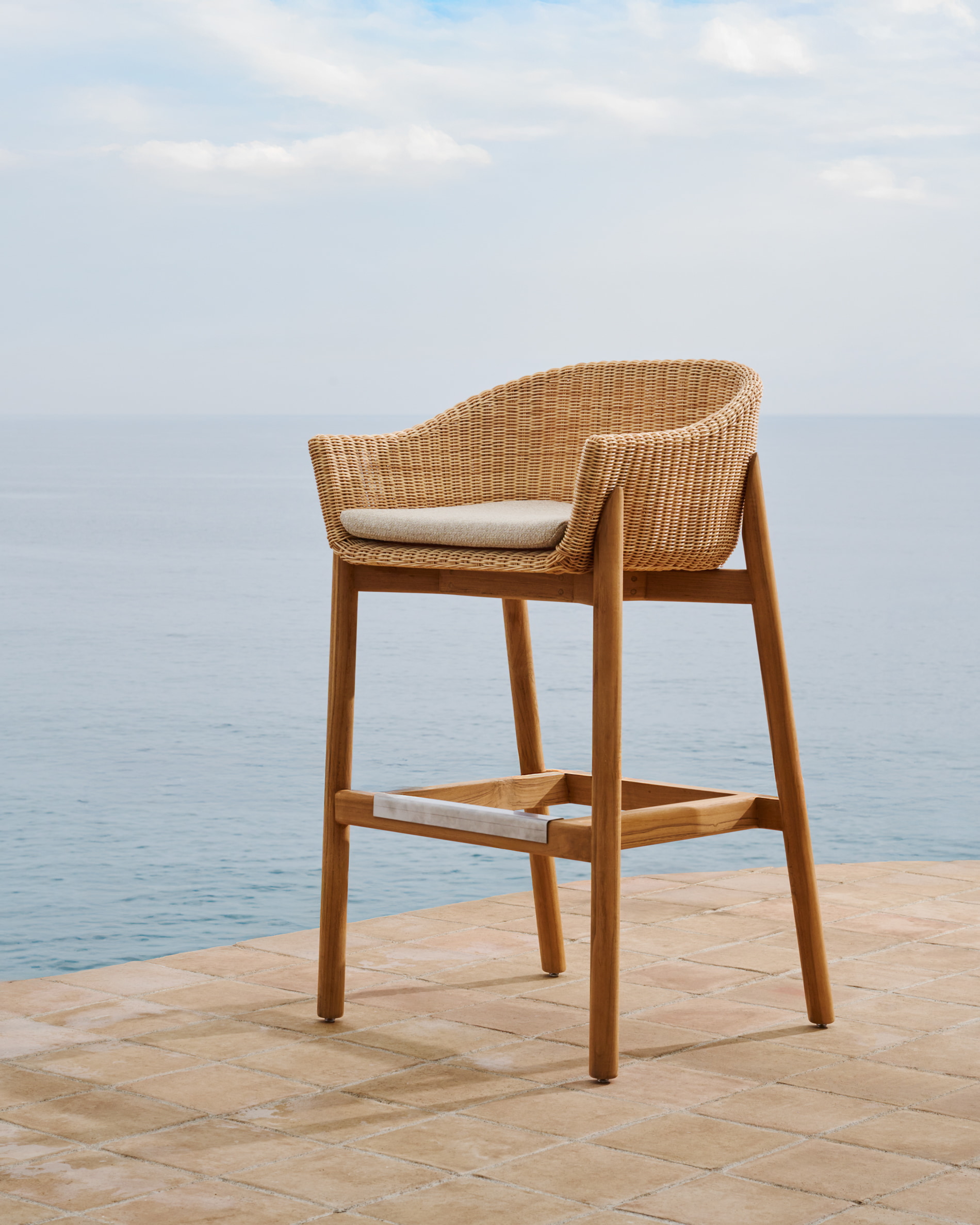 Kave Home Outdoor Barkruk 'Galea' Teakhout en rattan (zithoogte 75cm)