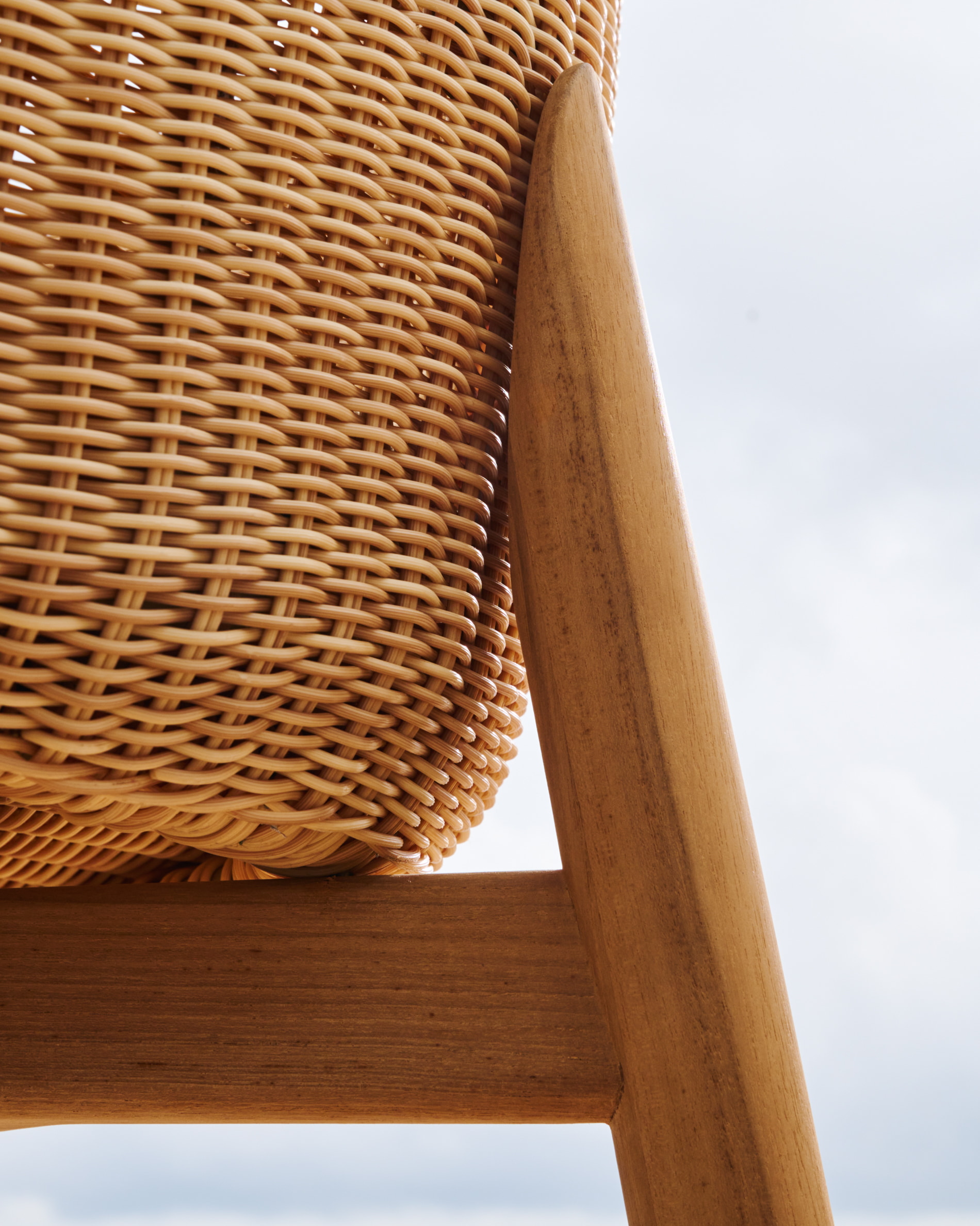 Kave Home Outdoor Barkruk 'Galea' Teakhout en rattan (zithoogte 75cm)