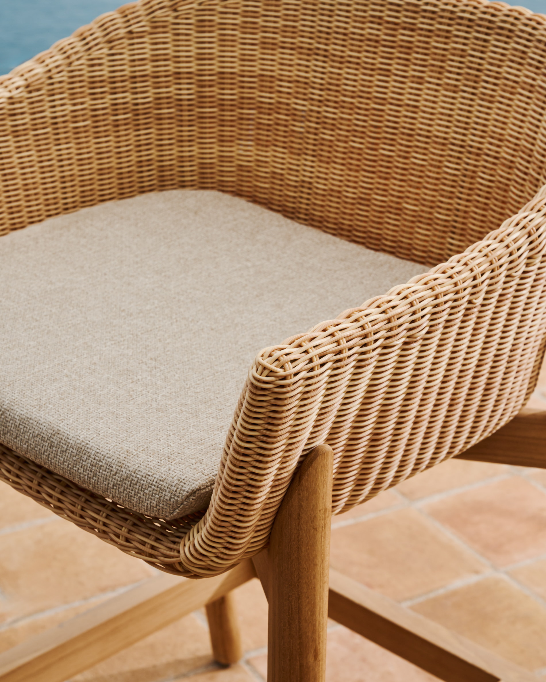 Kave Home Outdoor Barkruk 'Galea' Teakhout en rattan (zithoogte 75cm)