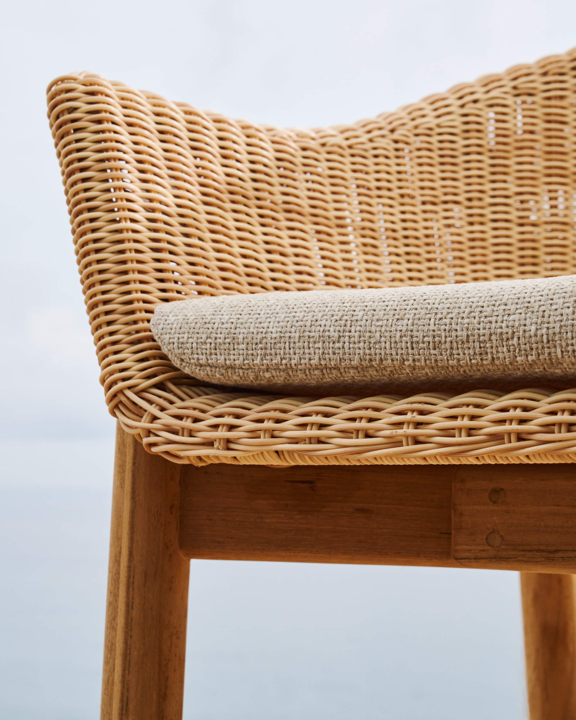 Kave Home Outdoor Barkruk 'Galea' Teakhout en rattan (zithoogte 75cm)