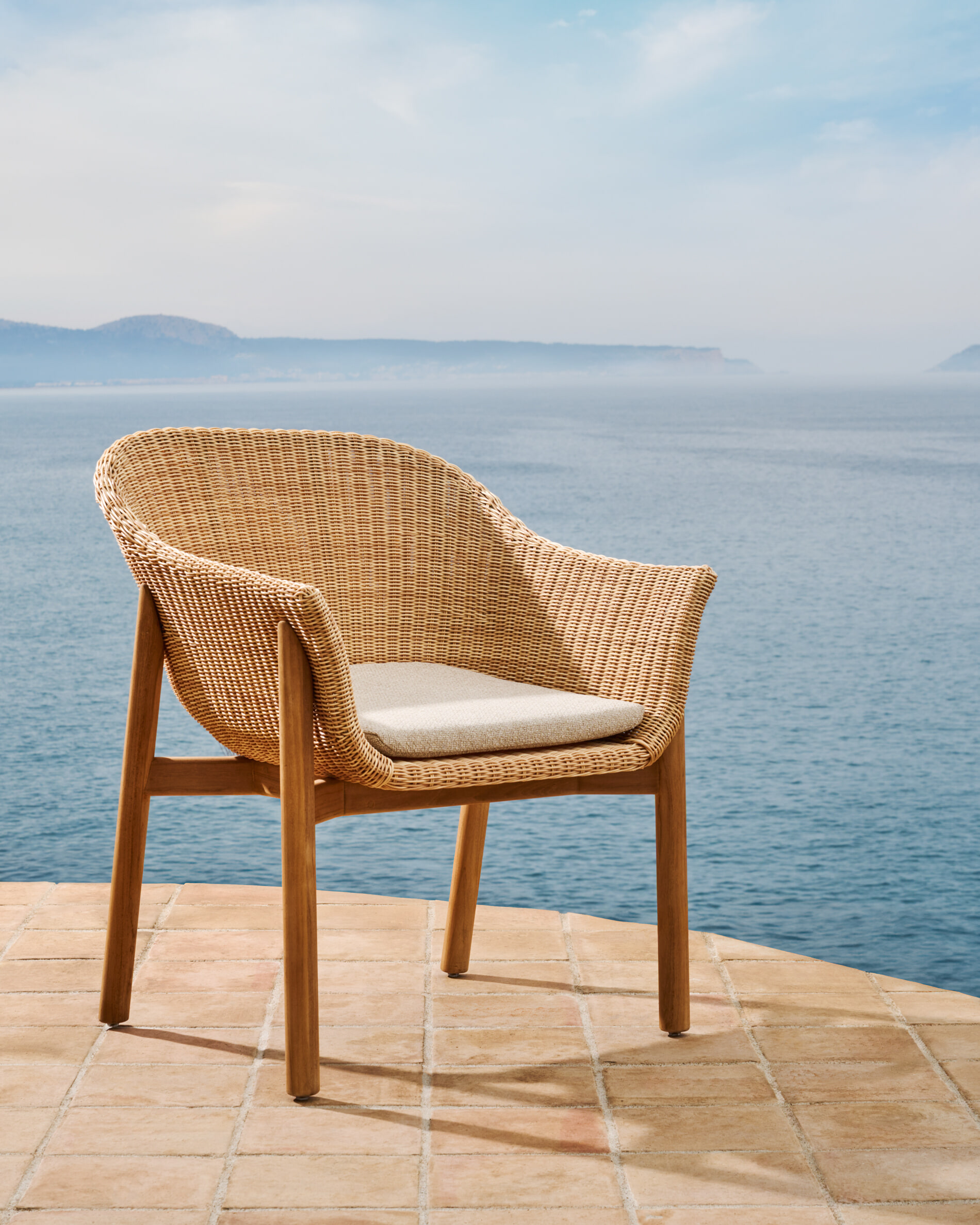 Kave Home Tuinstoel 'Galea' Teakhout en rattan