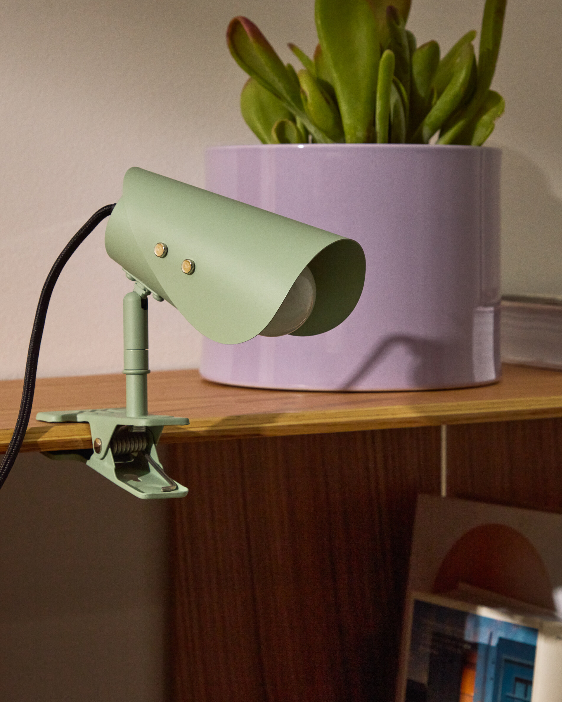 Kave Home Tafellamp 'Jula' Met klem, kleur Groen